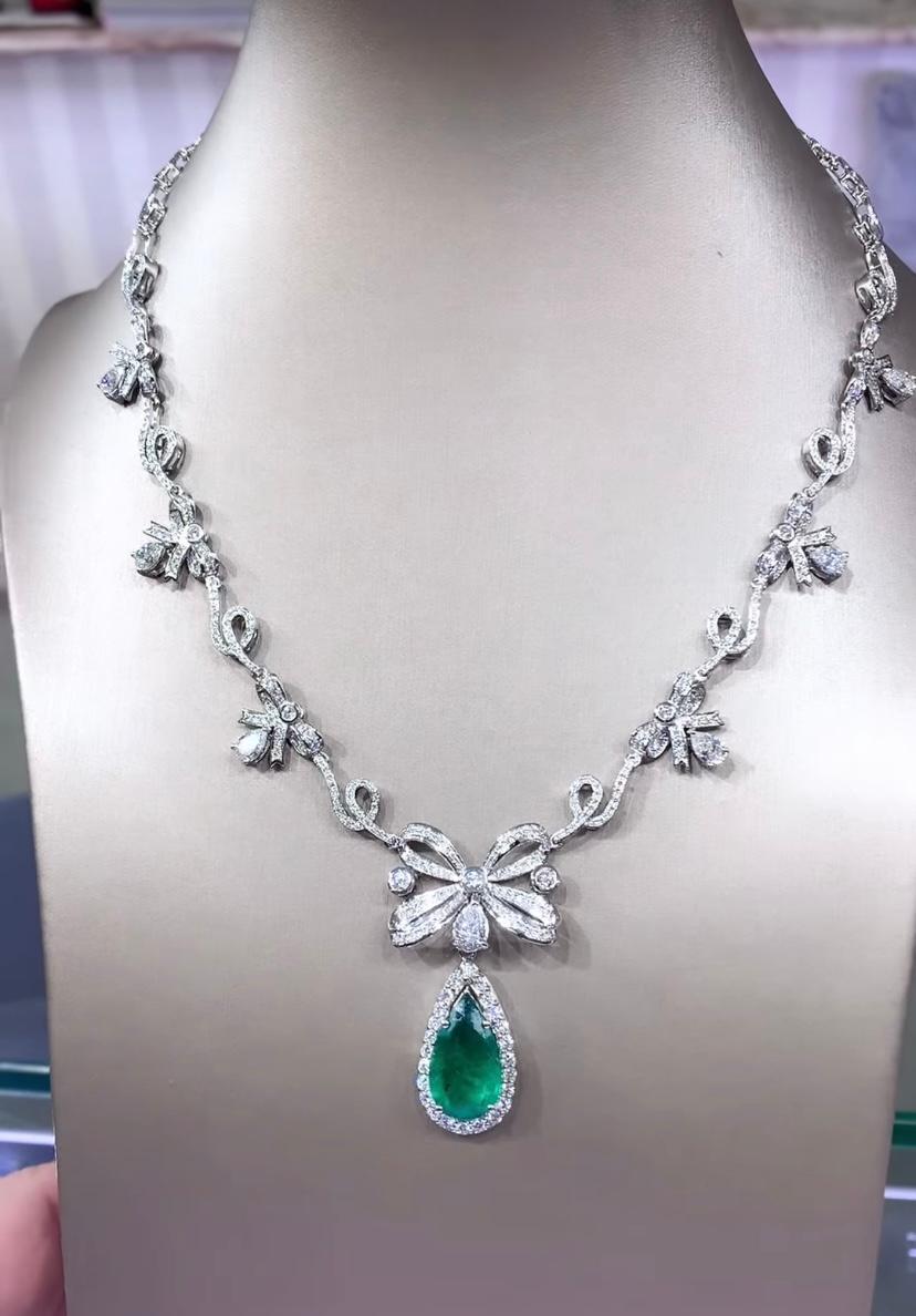 AIG Certified 3.50 Carat Zambian Emerald 5.90 Carat Diamonds 18K Gold Necklace For Sale 4