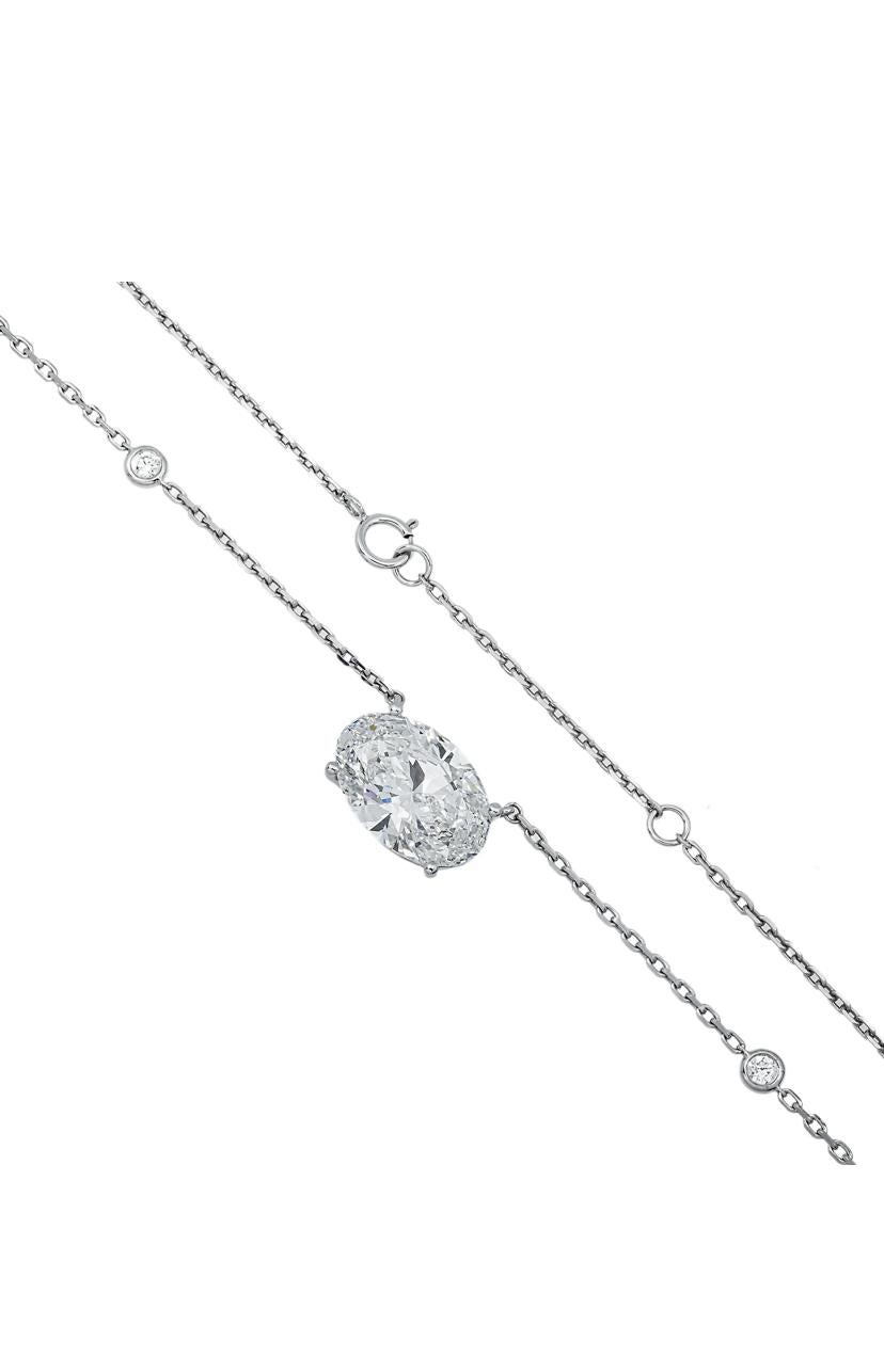 Un exquis collier pendentif en diamants au design contemporain, au style si élégant et raffiné, réalisé avec un soin particulier pour tous les détails.
Rehaussez votre beauté intemporelle et ajoutez une touche de sophistication et de charme à votre
