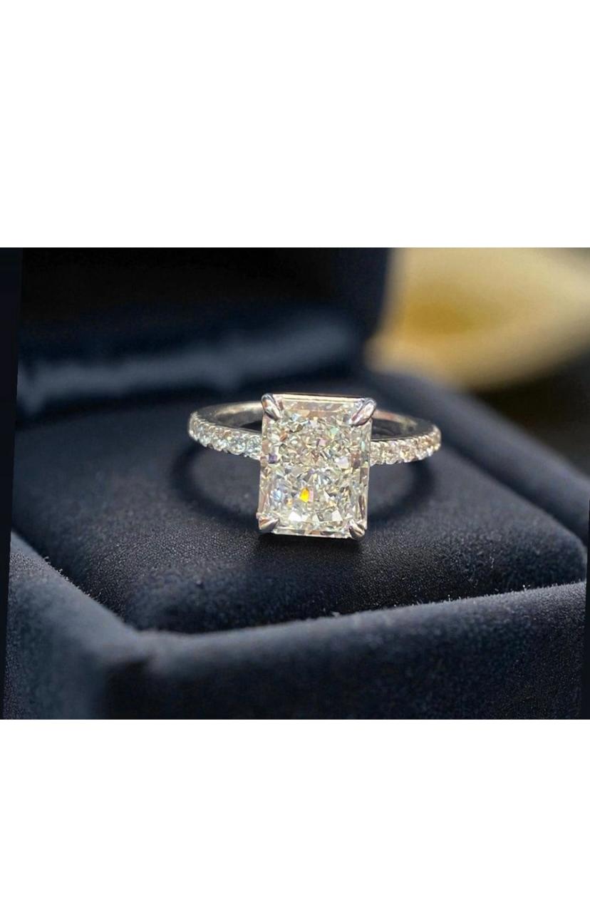 Ein Ring, der dem Wort Traum gerecht wird. ✨

💍 In der Mitte: ein Diamant im Brillantschliff mit 3,50 Karat,
F Farbe  VVS2 Klarheit  GIA-zertifiziert.
Eingerahmt von 0,50 Karat seitlichen Diamanten, die den Gesamtbetrag auf 4,00 Karat Brillanz