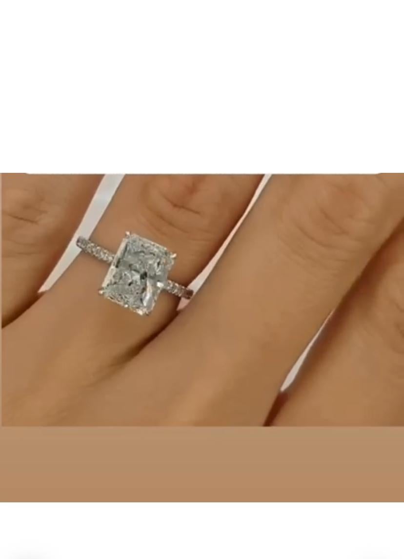 GIA zertifiziert 3,50 Ct F/VVS2 Radiant Form Diamant 18K Gold Solitär Ring im Zustand „Neu“ im Angebot in Massafra, IT