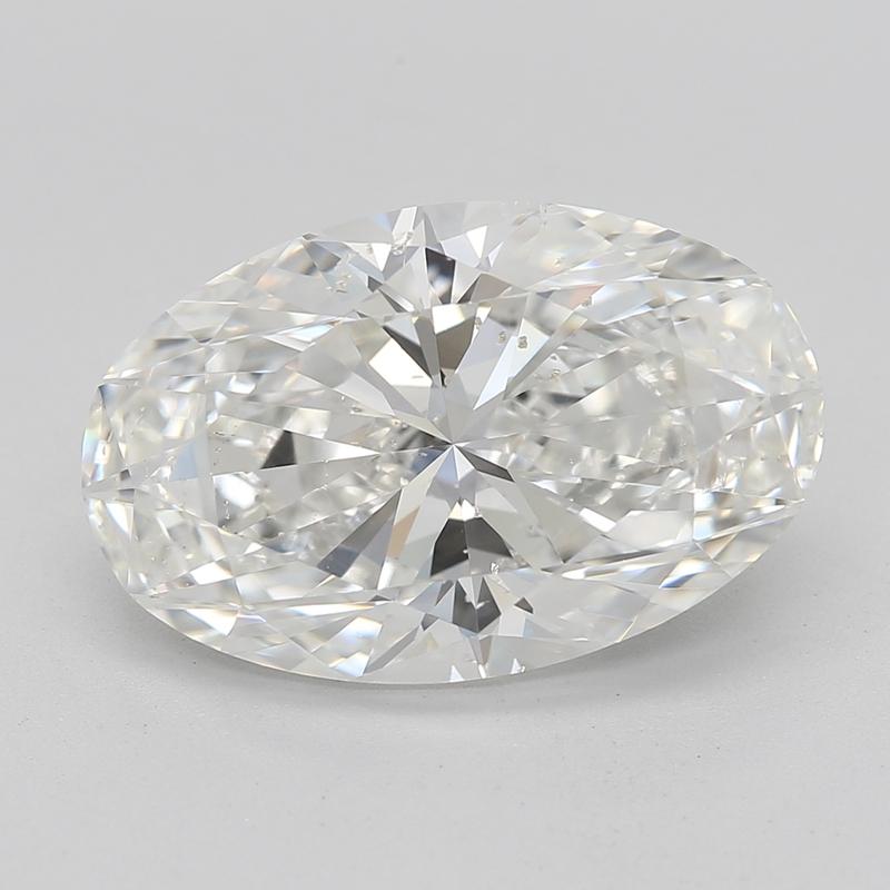 Dieser in New York handgefertigte Diamantring ist ein atemberaubendes Beispiel für Handwerkskunst und Eleganz. Sein atemberaubender Mittelstein ist ein ovaler Diamant mit einem Gewicht von 3,51, der mit einem begehrten H und SI2 bewertet wurde. Der