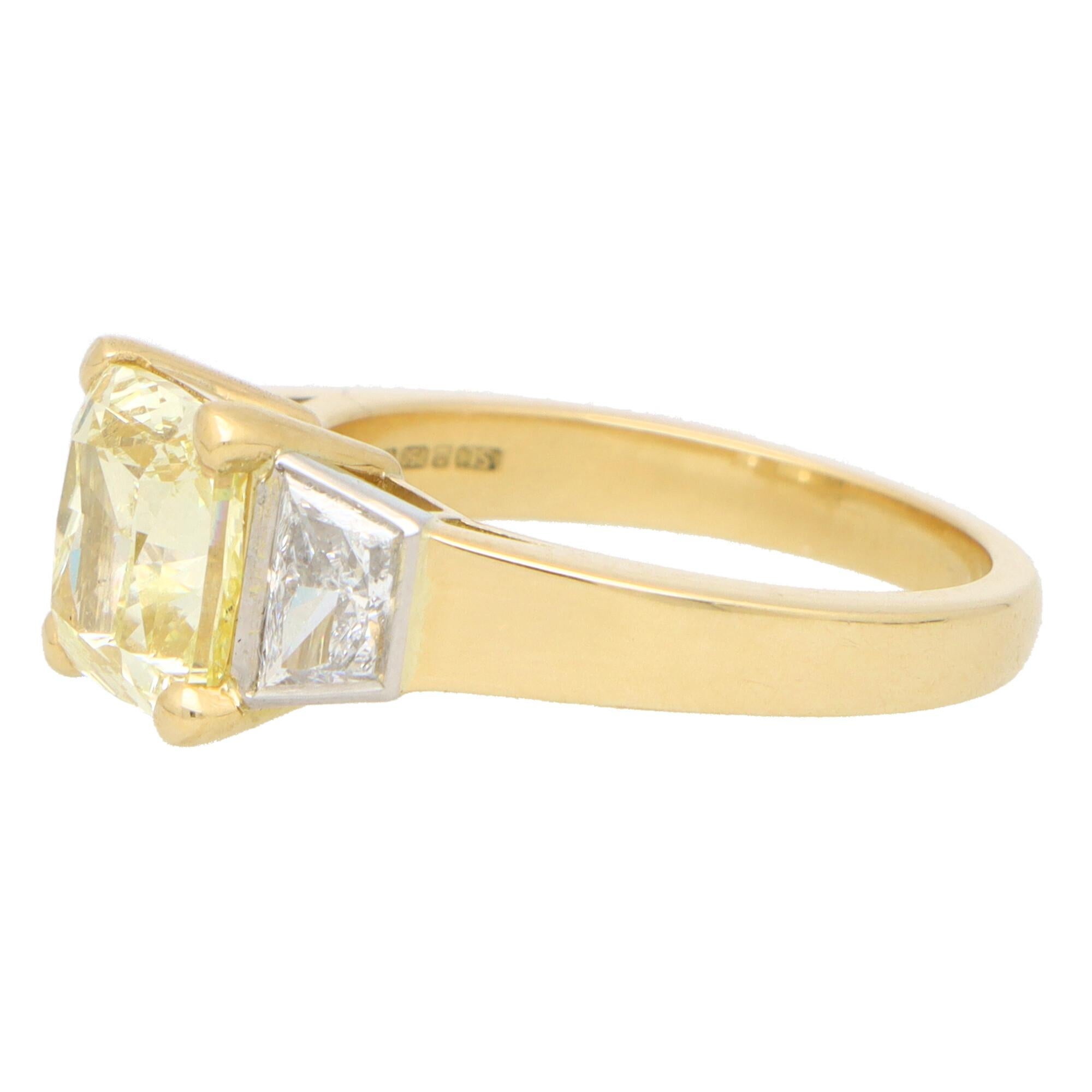 GIA Certified 3.51ct Fancy Yellow Diamond Three Stone Ring Set in 18k Gold In Excellent Condition In London, GB