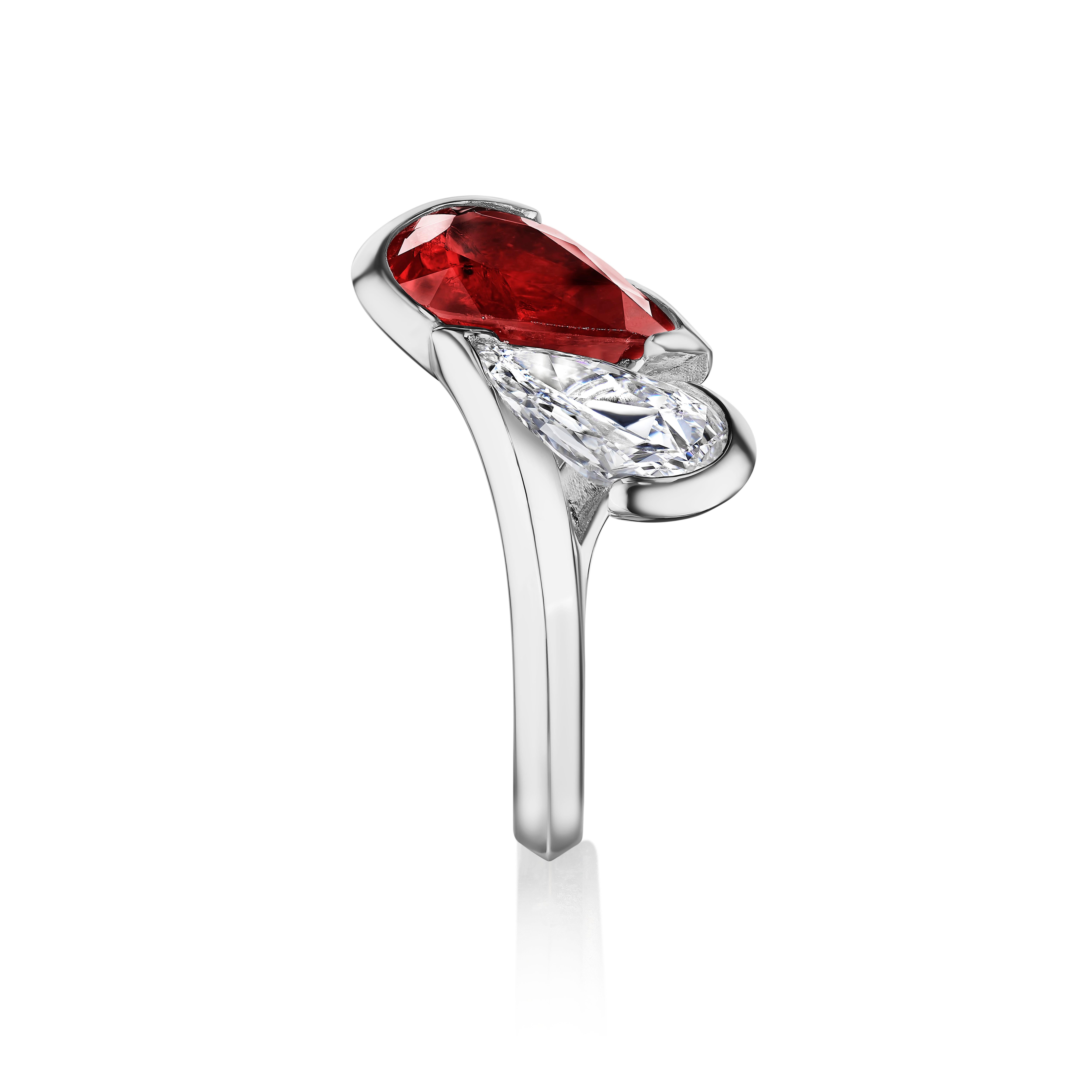 Schöner Toi et Moi Ring mit einem birnenförmigen Rubin von 3,51 Karat und einem birnenförmigen Diamanten von 1,01 Karat.
Der Rubin ist vom GIA zertifiziert.
Diamant zertifiziert durch GIA als D Farbe und SI1 Klarheit.
In Platin gefasst.
Größe 6.
