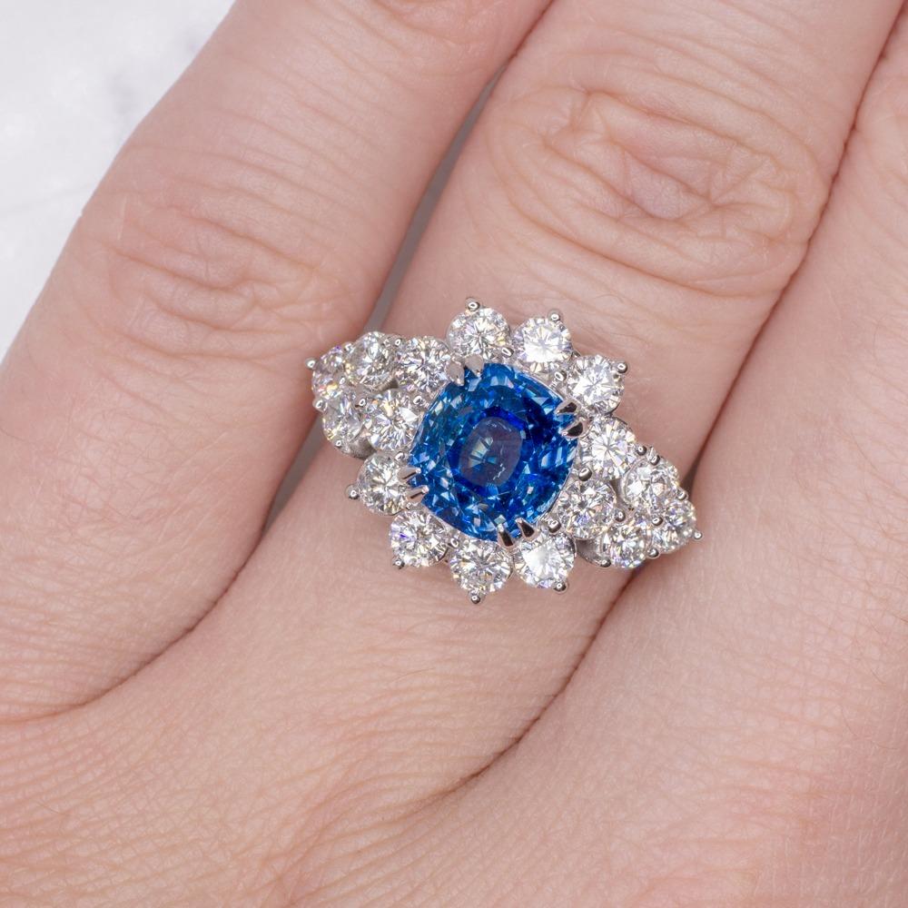 Contemporaneo Anello con zaffiro blu reale a cuscino certificato GIA da 3.52 carati senza calore in vendita