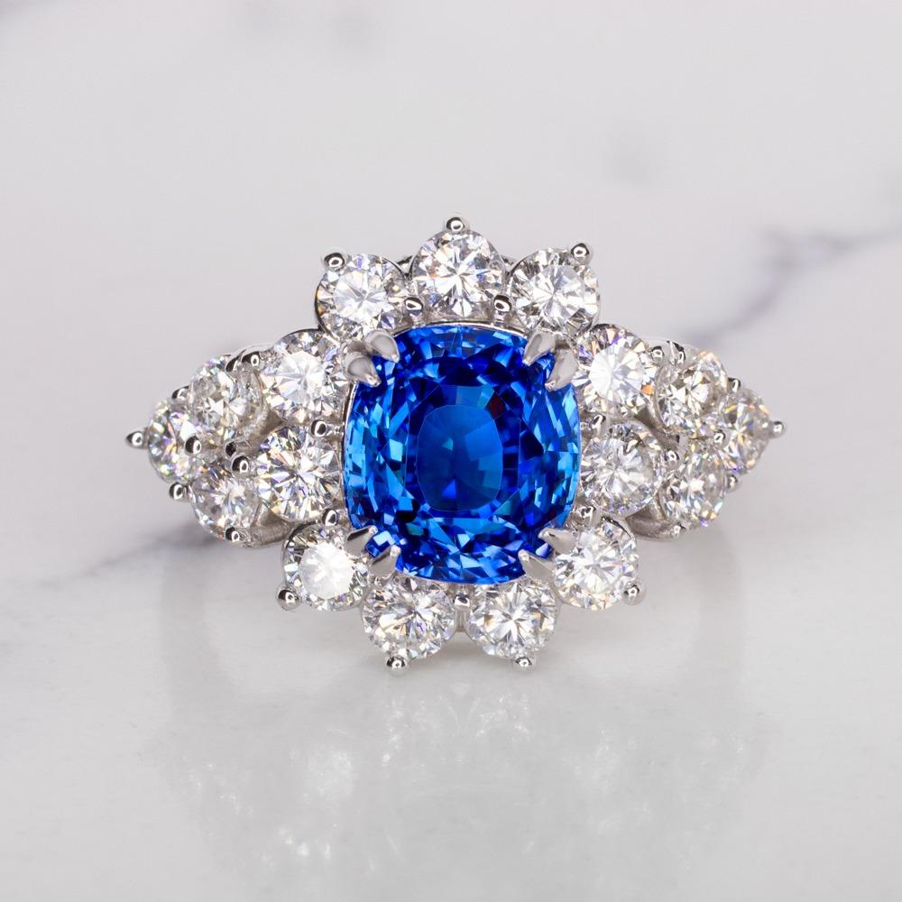 Anello con zaffiro blu reale a cuscino certificato GIA da 3.52 carati senza calore In condizioni Nuovo in vendita a Chicago, IL