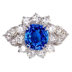 Bague en saphir coussin bleu royal de 3,52 carats certifié par le GIA, sans chaleur.