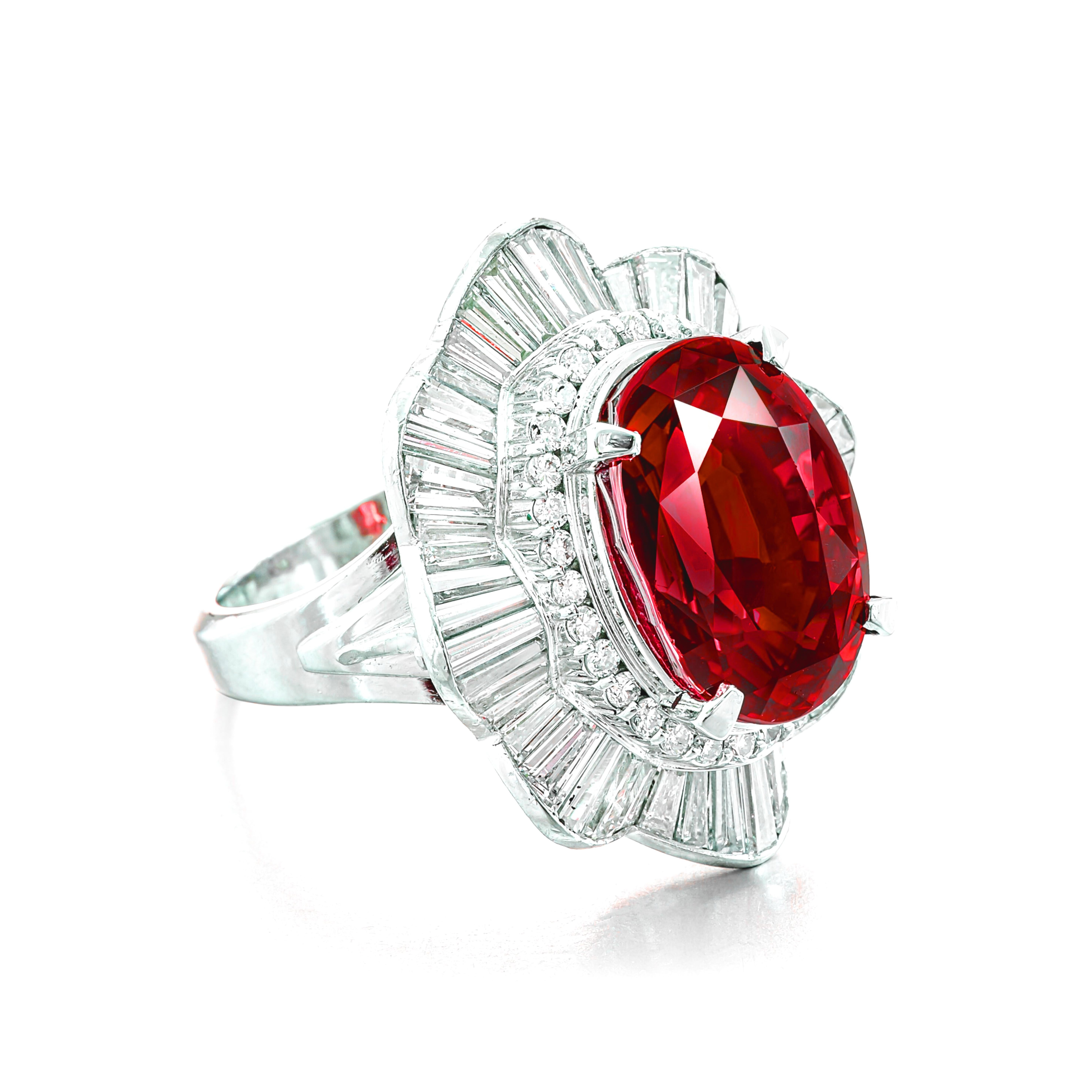 Anillo de Platino de Cóctel de Rubí Sangre de Peagón Ovalado de 4 Quilates Certificado por el GIA en Nuevo estado para la venta en Chicago, IL