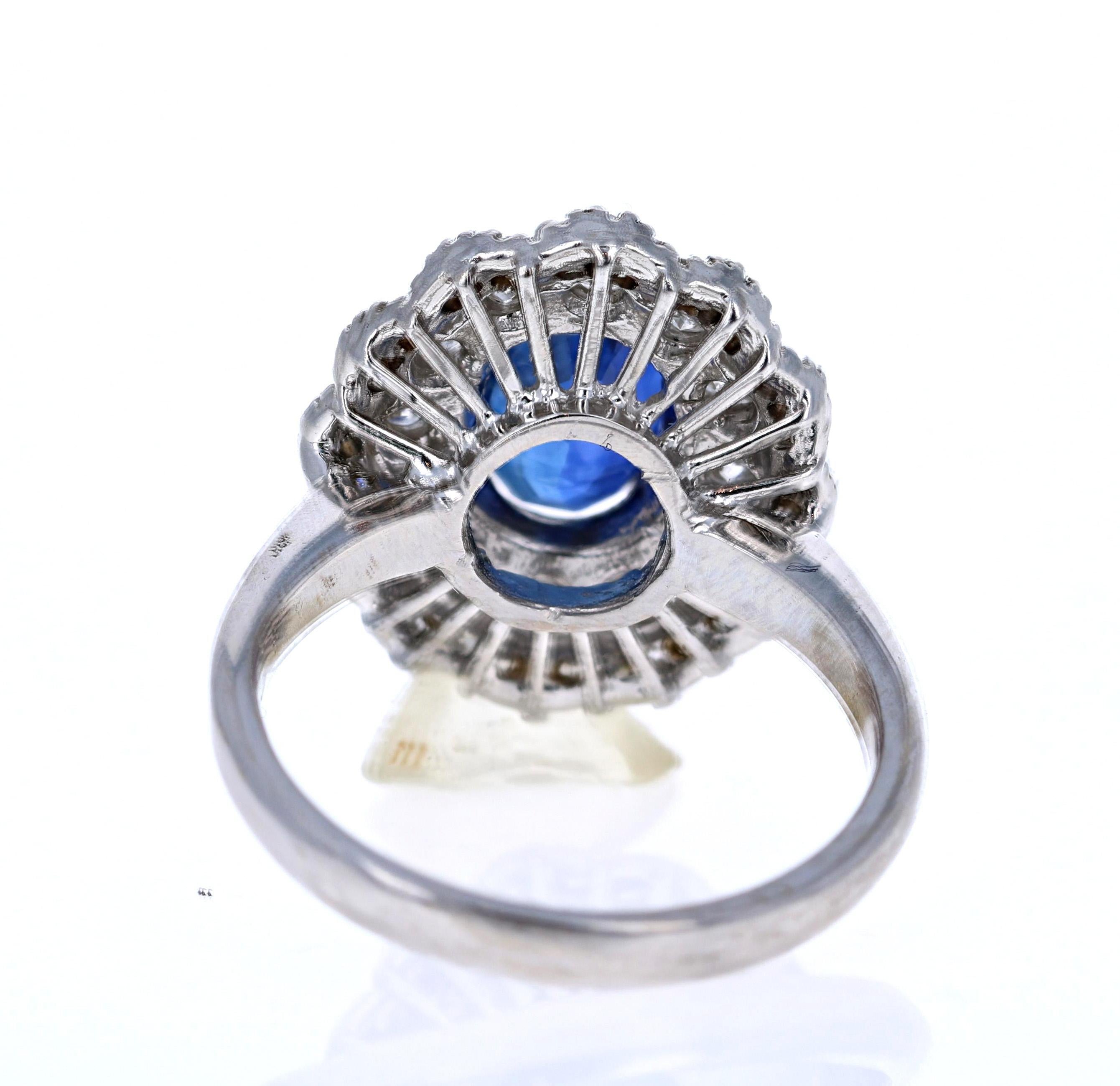 Taille ovale Bague en or blanc 18 carats avec saphir bleu de 3,53 carats et diamants certifiés GIA en vente