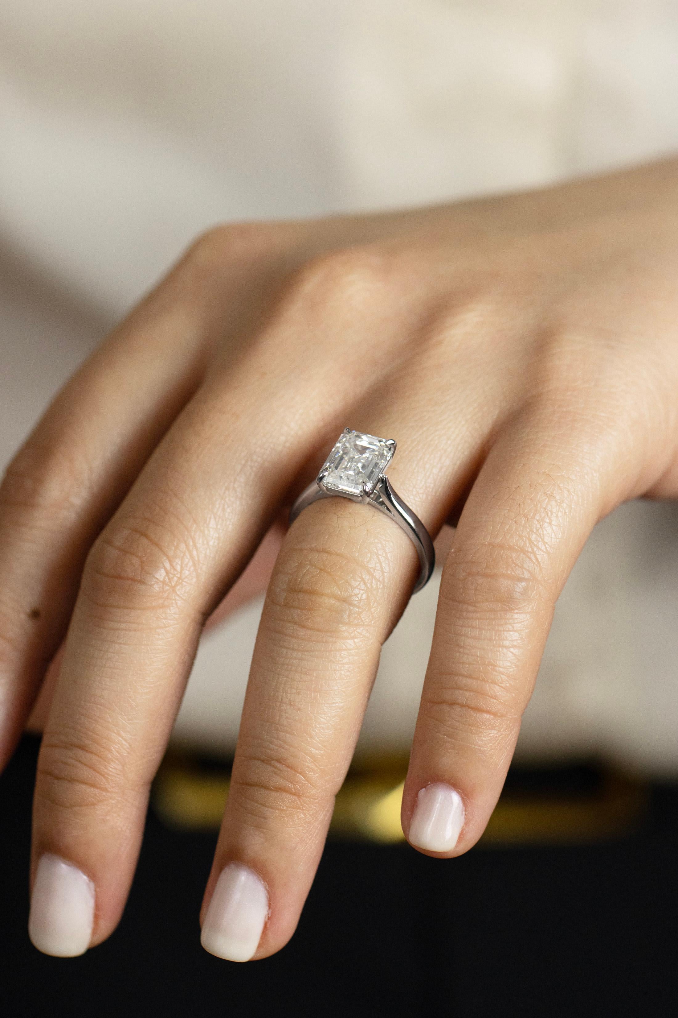 GIA Certified 3.53 Carats Total Emerald Cut Diamond Solitaire Engagement Ring Pour femmes en vente