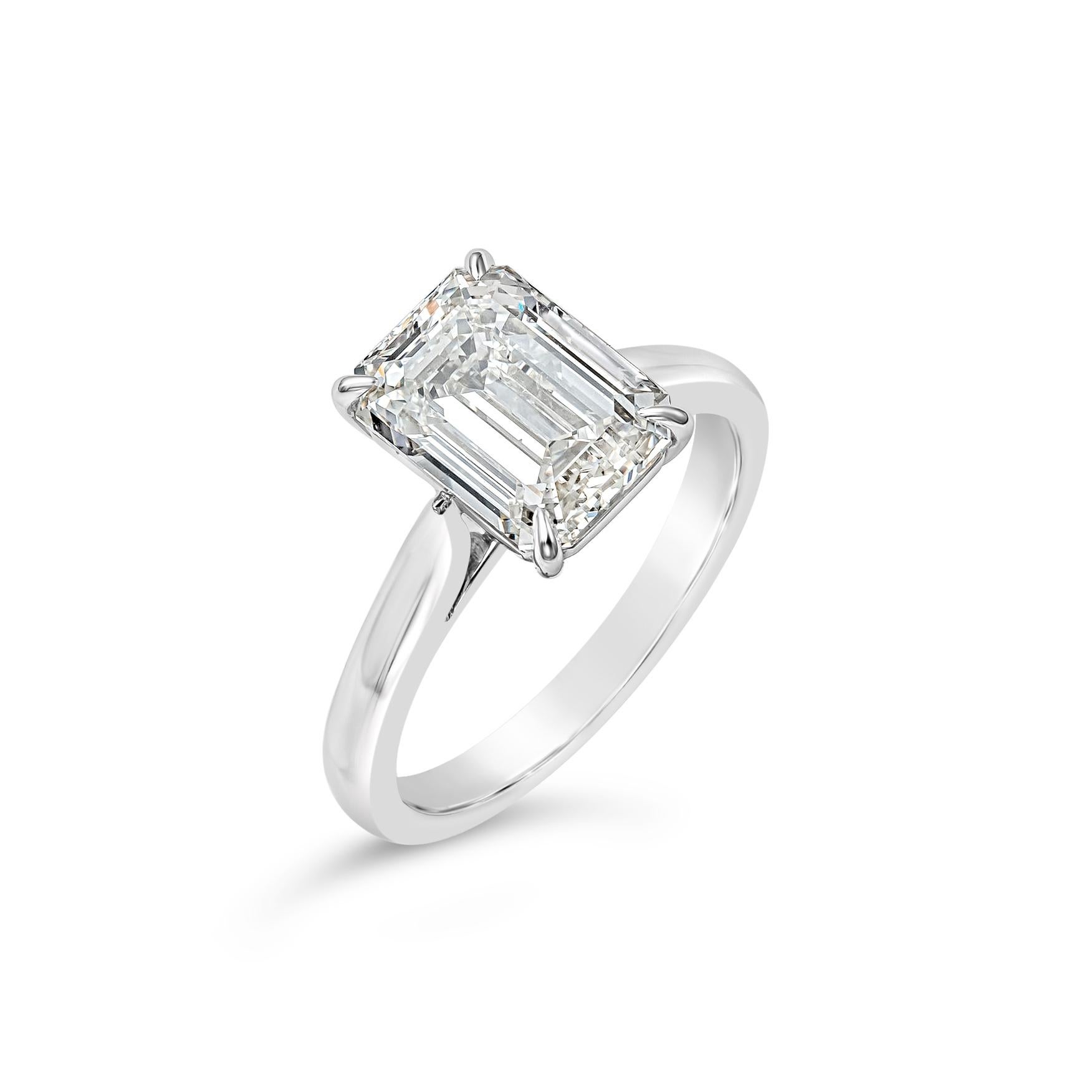 Der elegante Diamant im Smaragdschliff (3,53 Karat) wurde von GIA mit der Farbe I und der Reinheit SI1 zertifiziert und ist in einer klassischen vierzackigen Korbfassung gefasst. Fein gearbeitet aus poliertem Platin. Größe 6,25 US, Größe auf