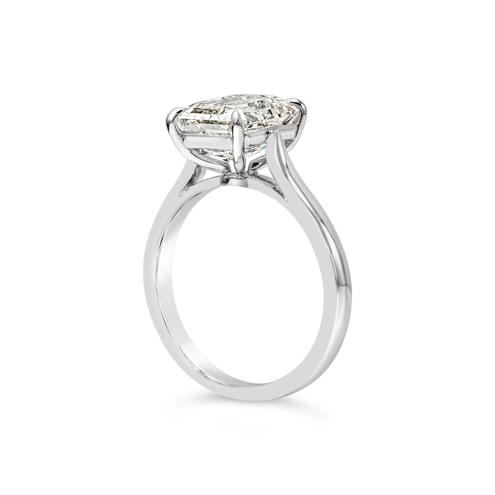 Contemporain GIA Certified 3.53 Carats Total Emerald Cut Diamond Solitaire Engagement Ring en vente