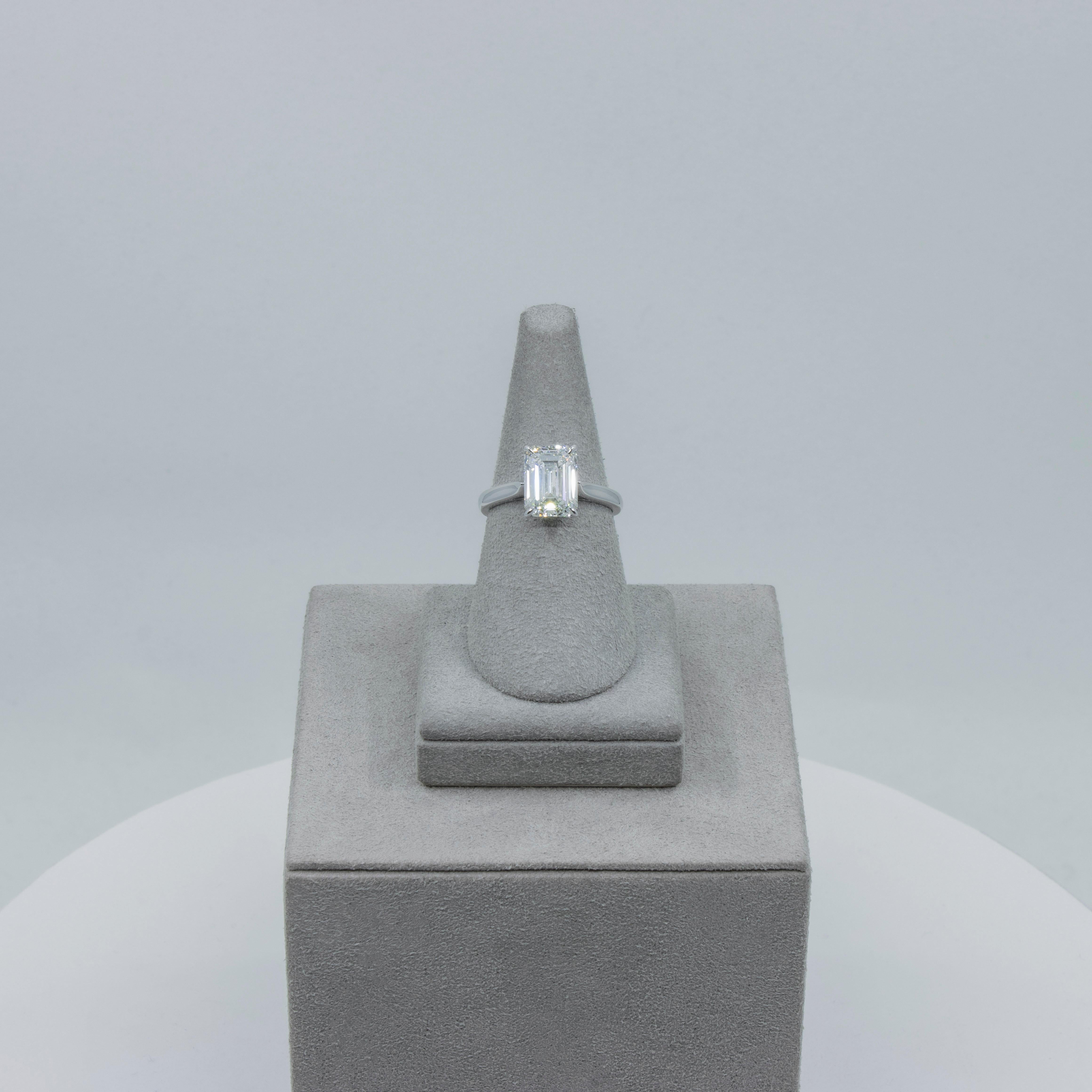 GIA Certified 3.53 Carats Total Emerald Cut Diamond Solitaire Engagement Ring en vente 1