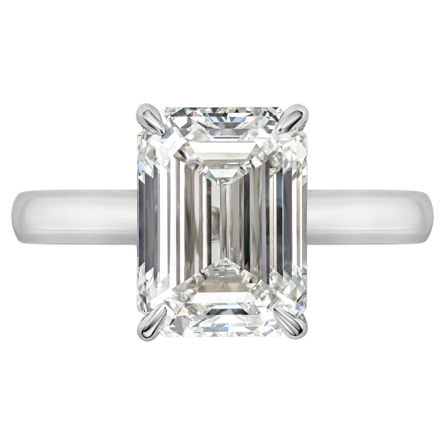 GIA Certified 3.53 Carats Total Emerald Cut Diamond Solitaire Engagement Ring en vente
