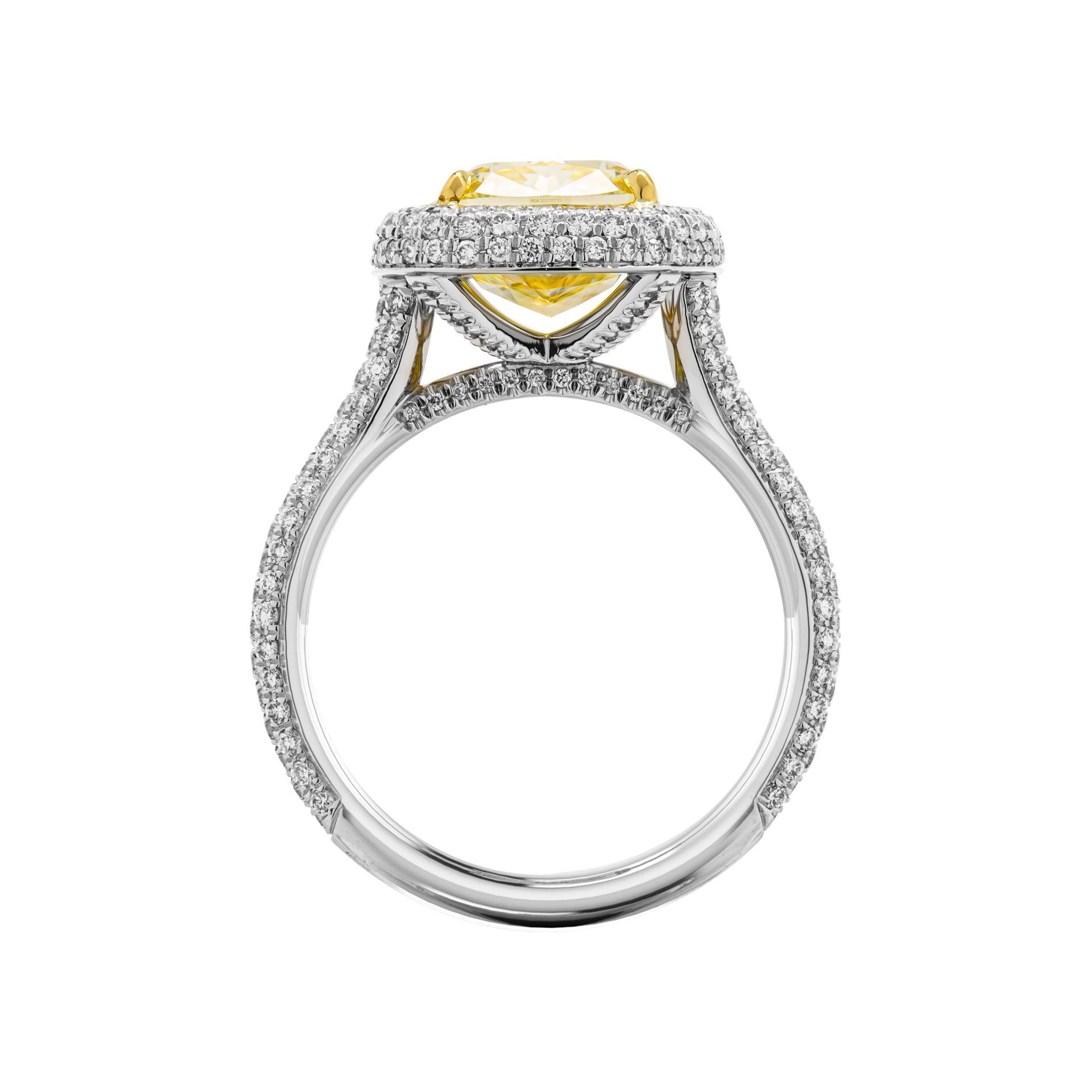 Moderne Bague de fiançailles avec diamant coussin certifié GIA de 3,53 carats de couleur naturelle jaune fantaisie en vente