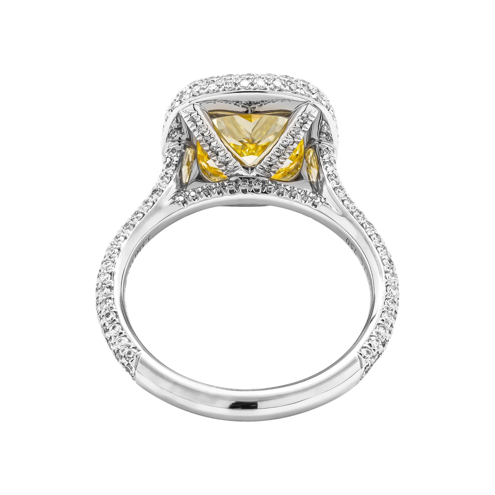 Taille coussin Bague de fiançailles avec diamant coussin certifié GIA de 3,53 carats de couleur naturelle jaune fantaisie en vente