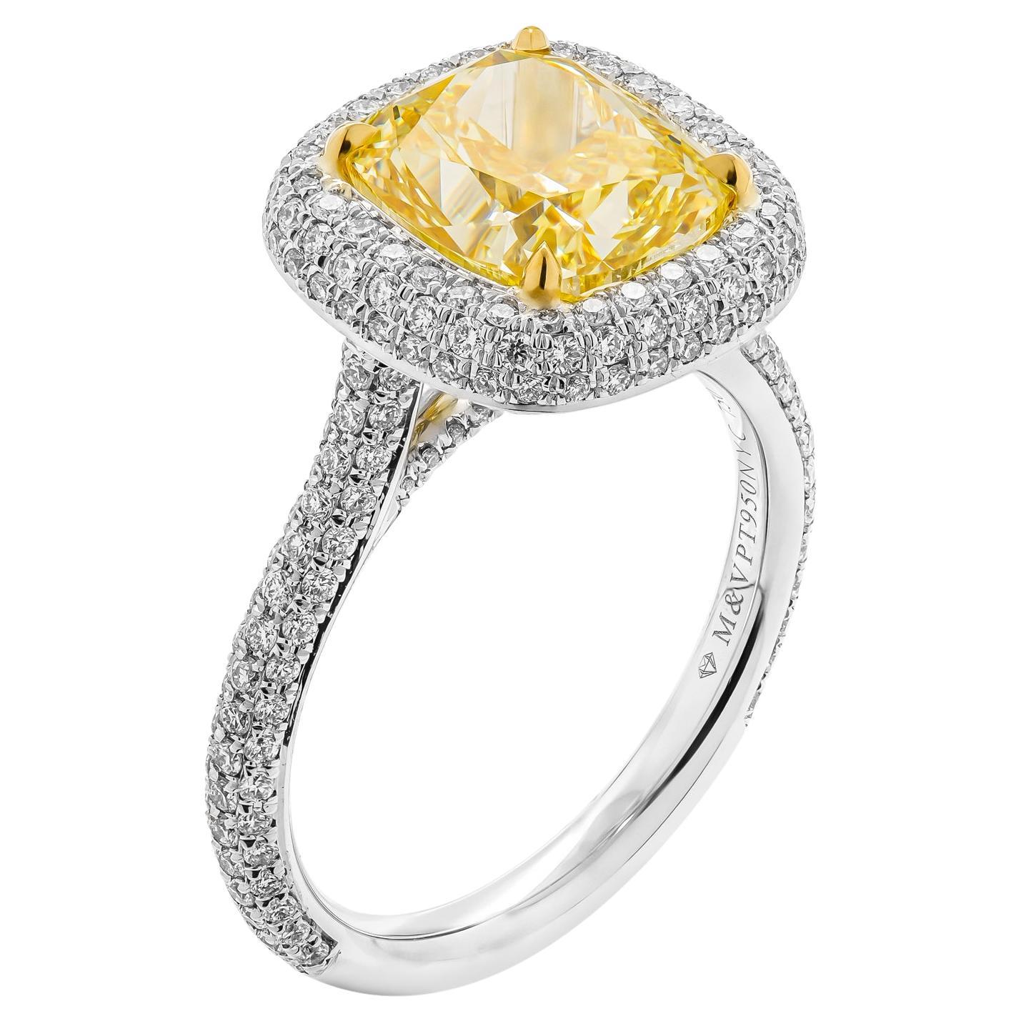 Bague de fiançailles avec diamant coussin certifié GIA de 3,53 carats de couleur naturelle jaune fantaisie en vente