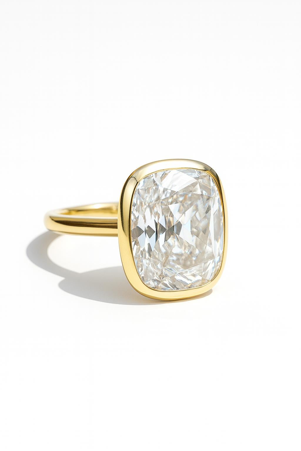 Taglio vecchia miniera Anello in oro giallo 18K con diamante taglio Brilliante Old Mine certificato GIA da 3,54 carati in vendita