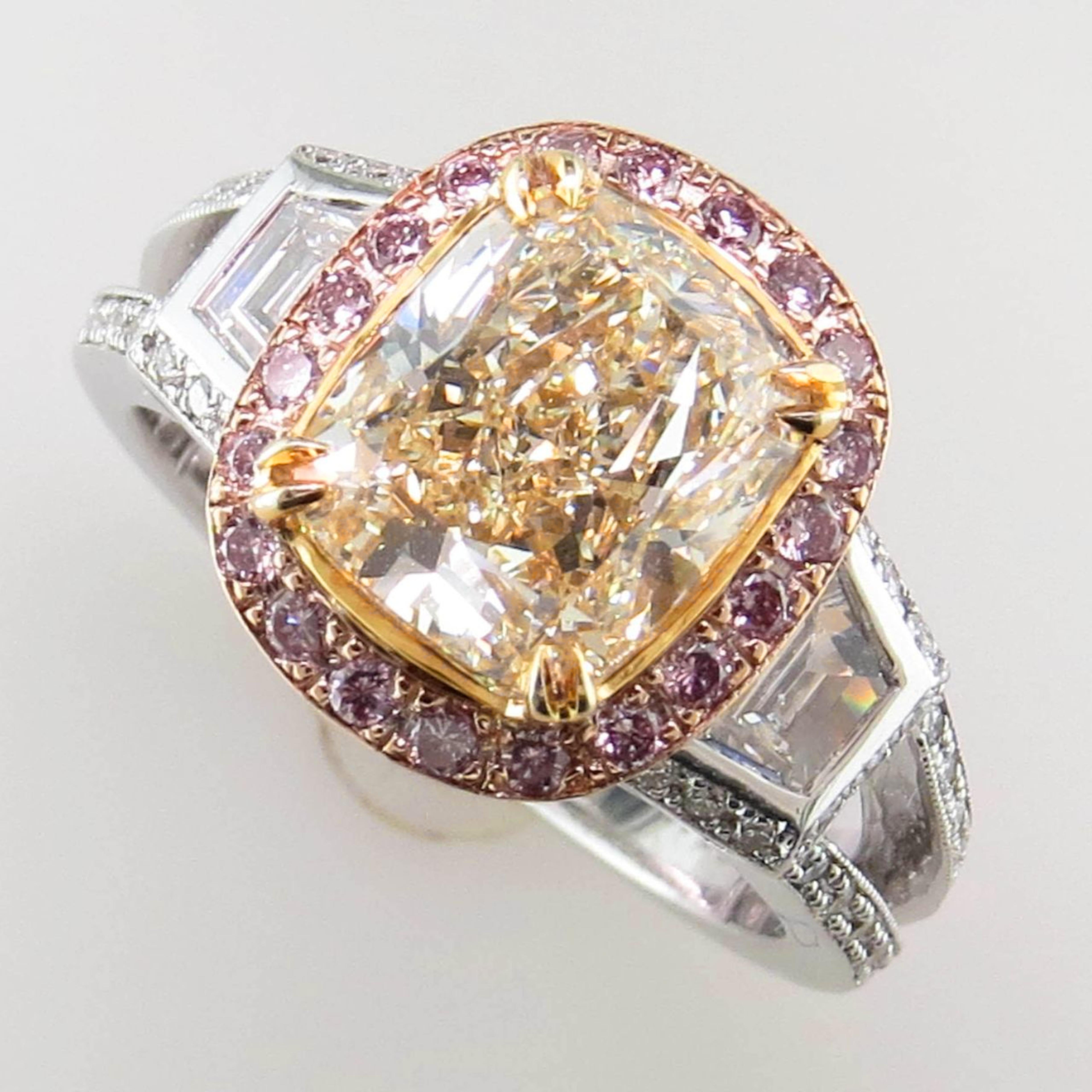 Taille coussin Bague en platine avec diamant jaune clair fantaisie de 3.56 carats certifié GIA en vente
