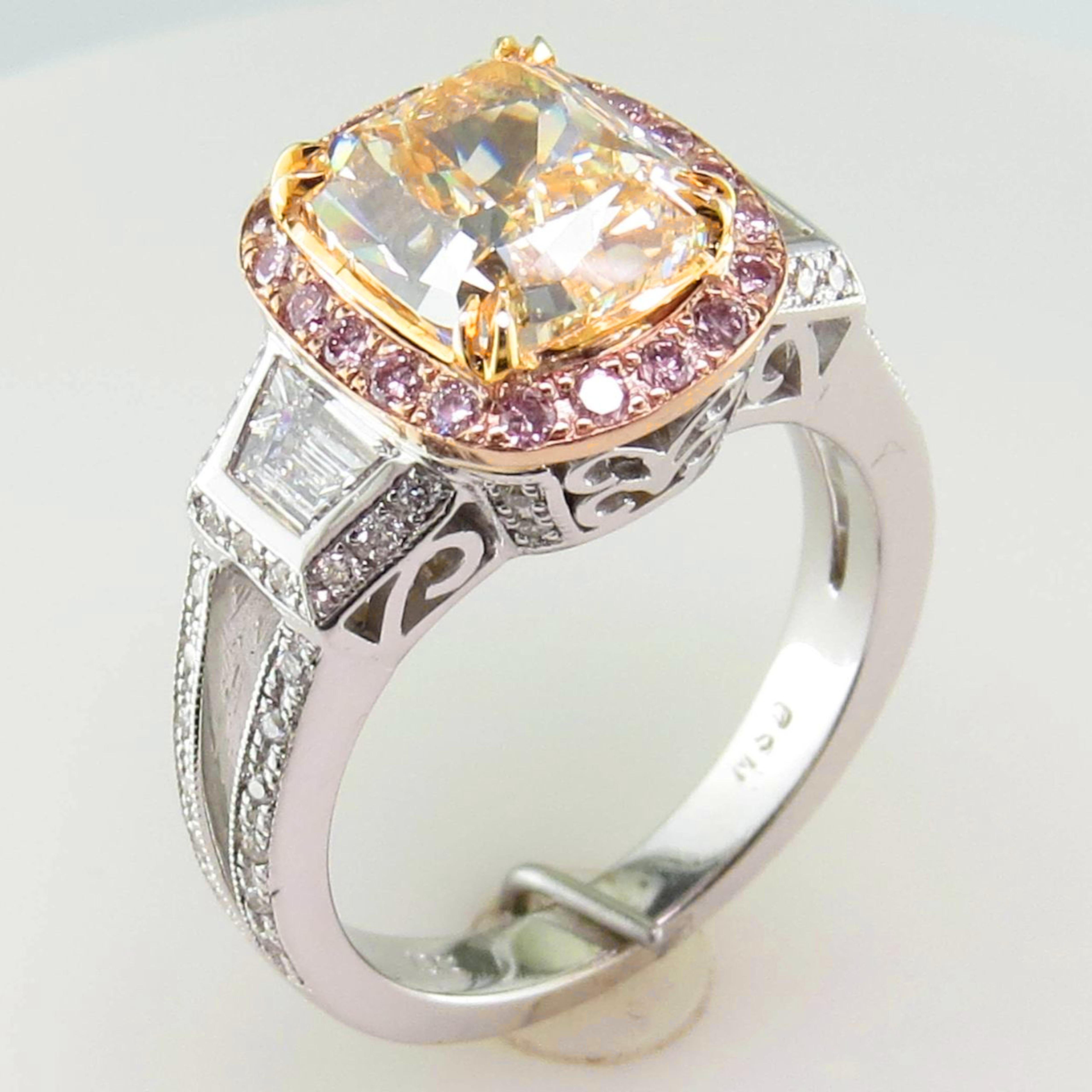 Bague en platine avec diamant jaune clair fantaisie de 3.56 carats certifié GIA Neuf - En vente à Chicago, IL