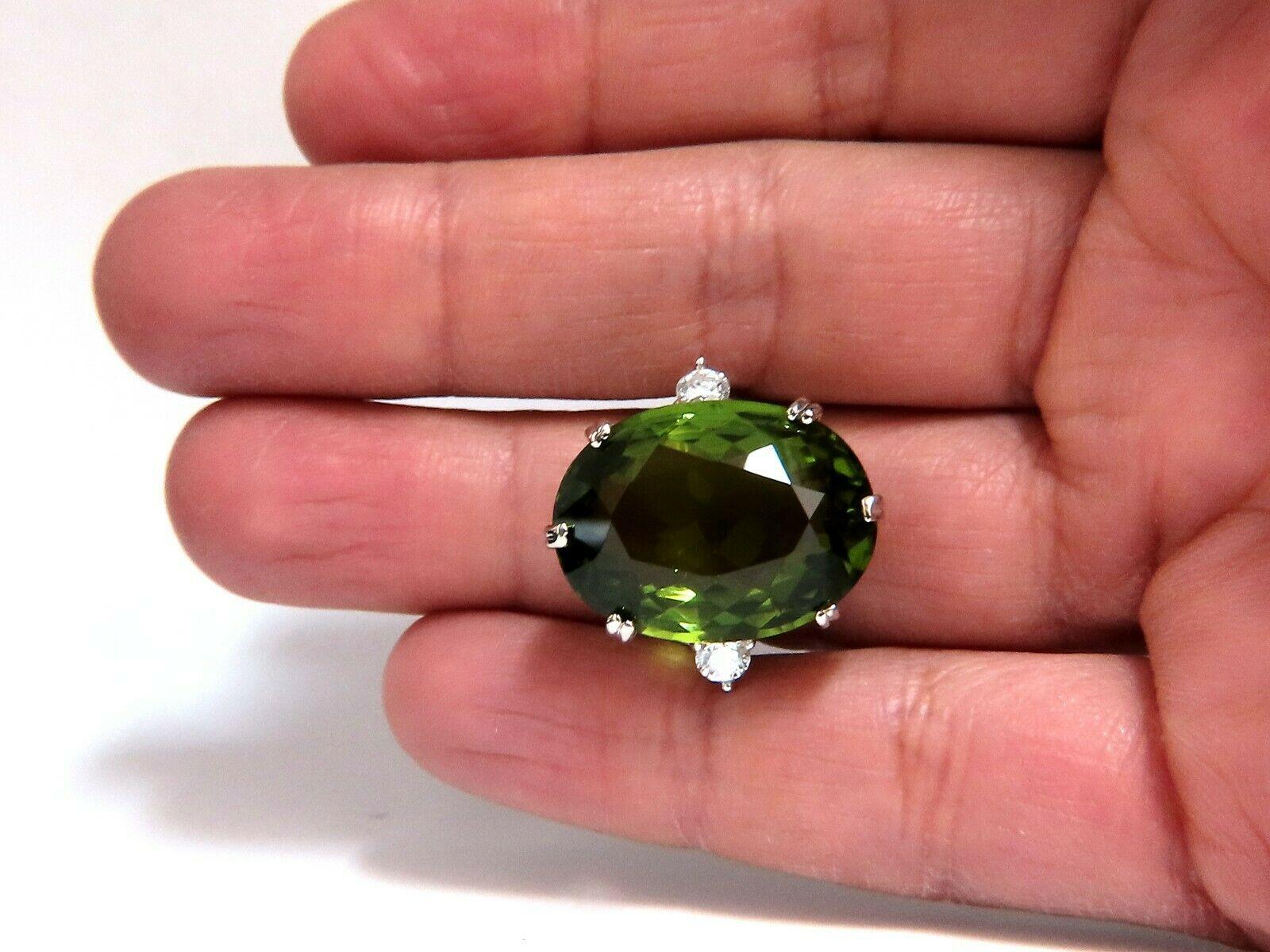 Taille ovale Bagues en or 18 carats avec diamants et péridot vert naturel de 35,63 carats certifiés GIA en vente