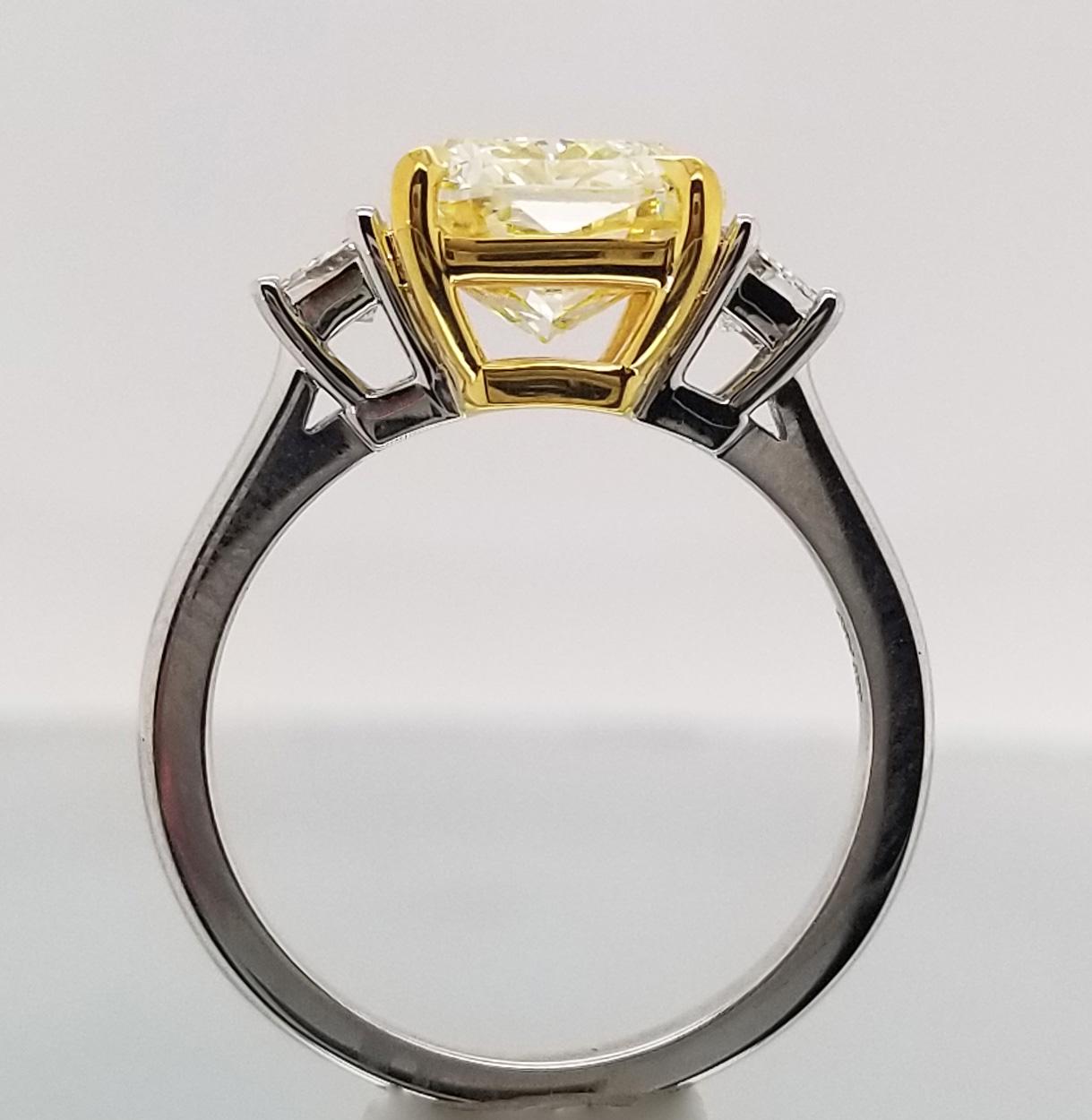 GIA-zertifizierter Verlobungsring mit 3,57 Karat natürlichem gelbem Fancy-Diamant IF (Radiantschliff) im Angebot