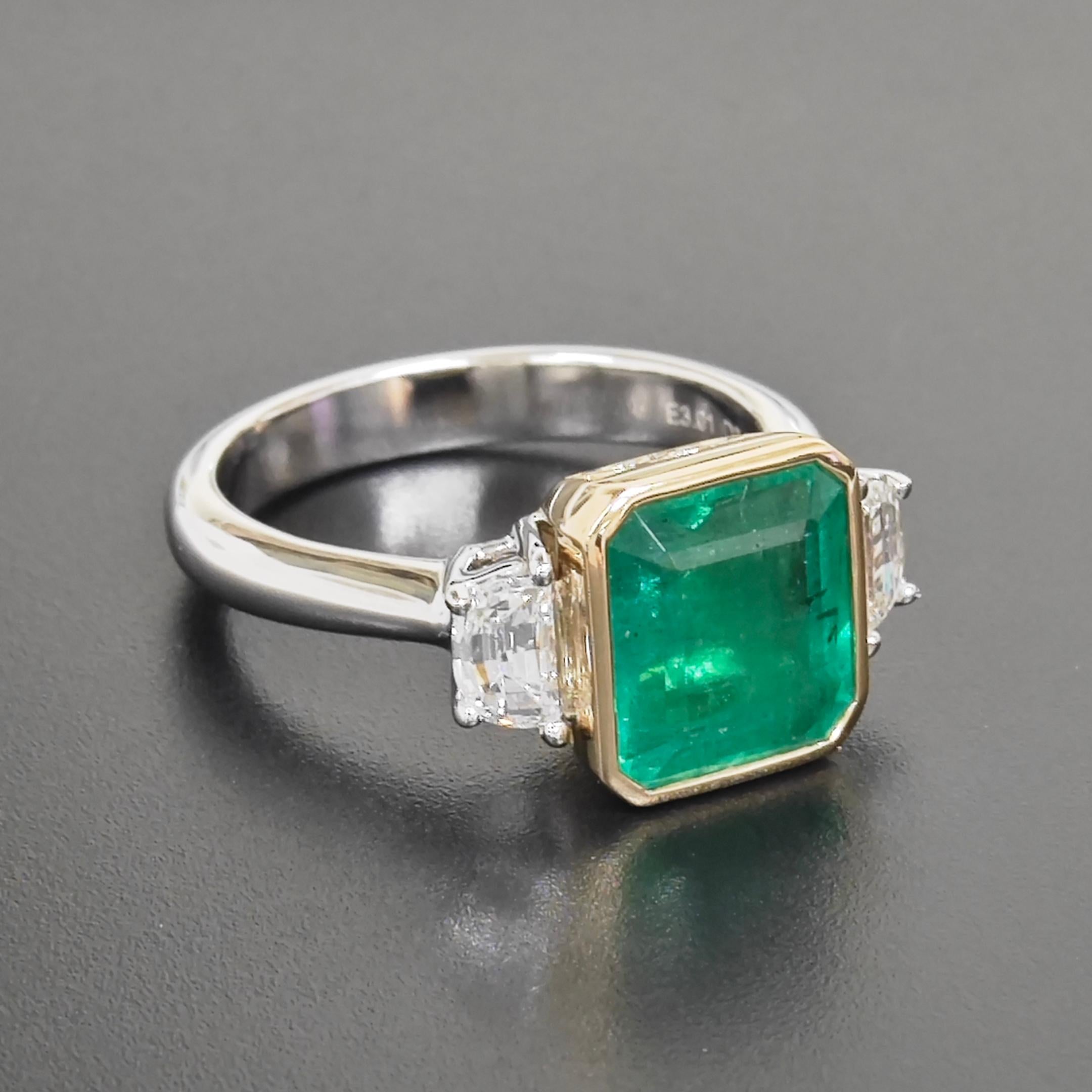 Weiß- und Gelbgoldring mit GIA-zertifiziertem 3.59 Karat Smaragd und weißem Diamant im Zustand „Neu“ im Angebot in New York, NY