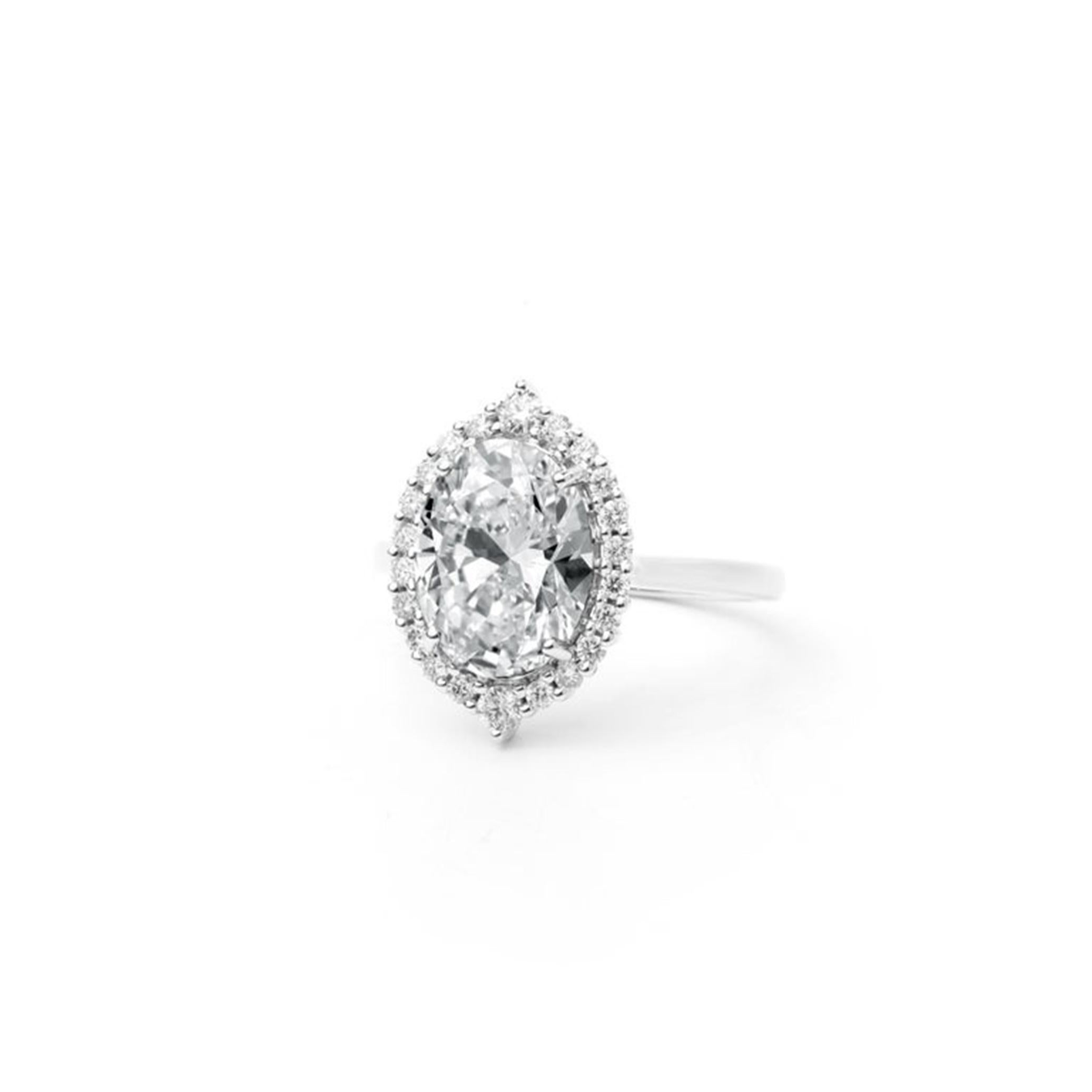 Donna Anello di fidanzamento aureolato con diamante taglio ovale certificato GIA da 3,5 carati in oro bianco 18 carati in vendita