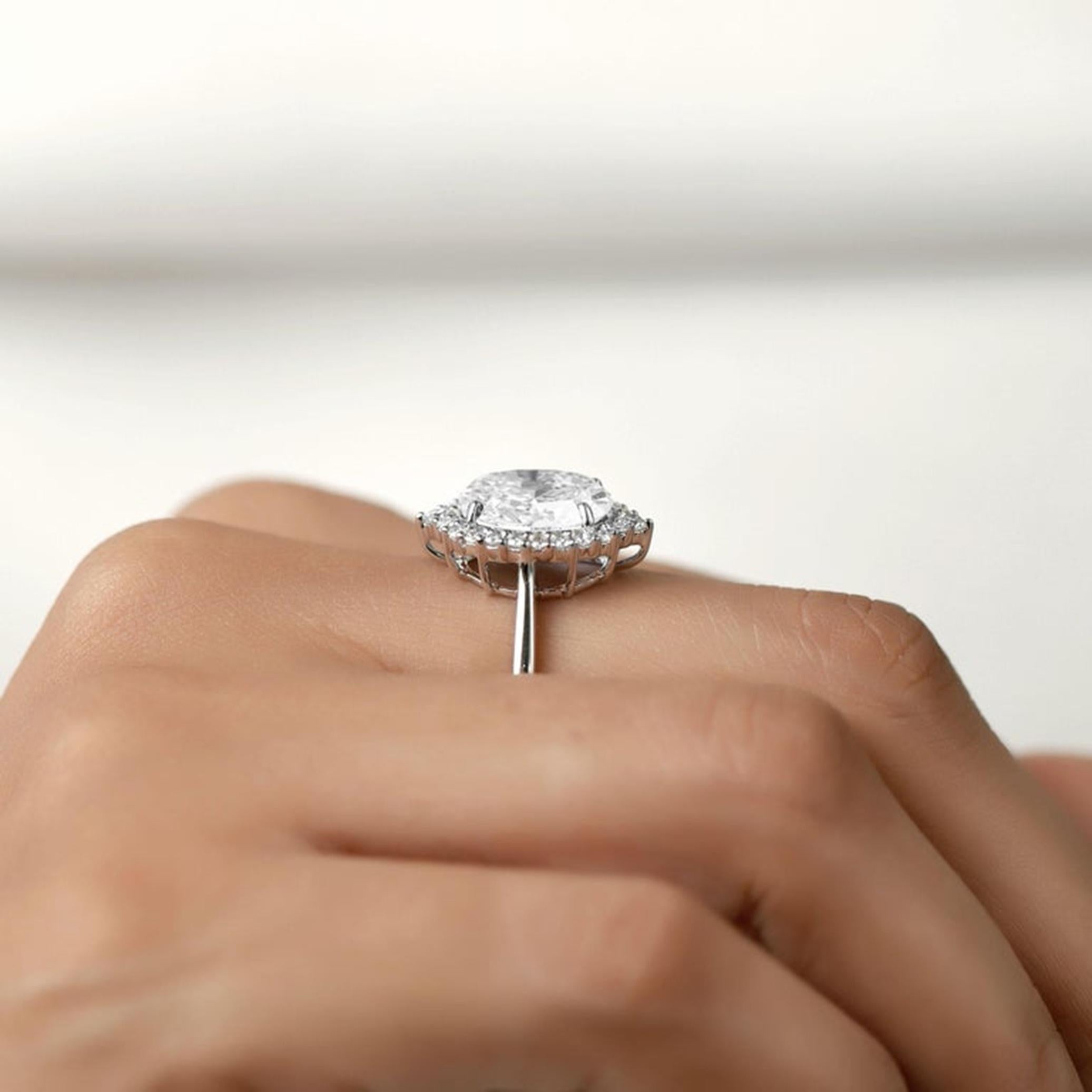 Anello di fidanzamento aureolato con diamante taglio ovale certificato GIA da 3,5 carati in oro bianco 18 carati in vendita 1