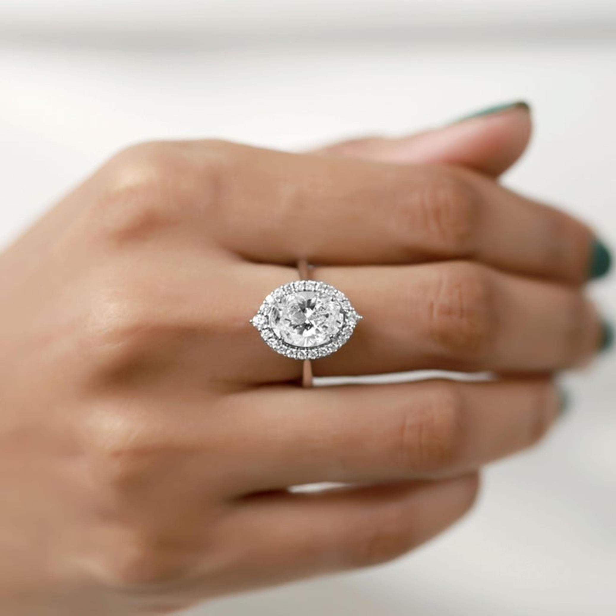 Anello di fidanzamento aureolato con diamante taglio ovale certificato GIA da 3,5 carati in oro bianco 18 carati in vendita 2
