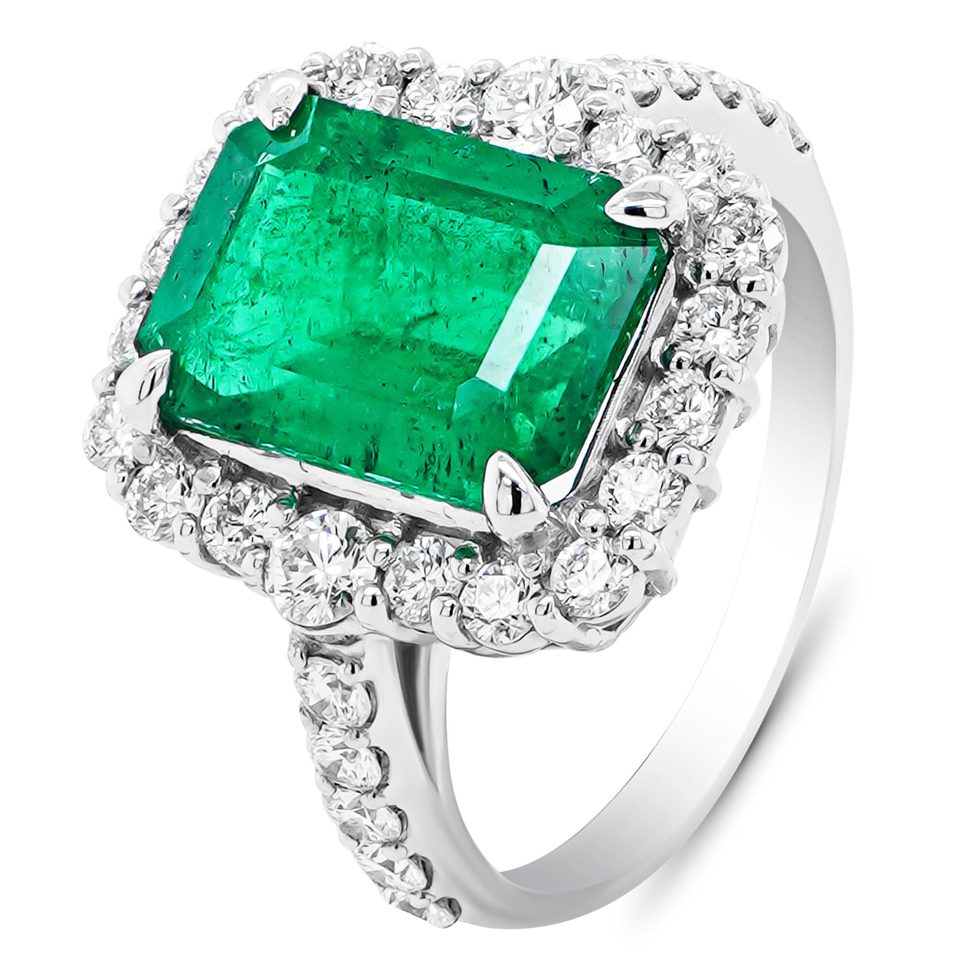 GIA Certified 3.60 carat Colombian Emerald Soothing Green Engagement Ring In New Condition For Sale In Hung Hom, HK