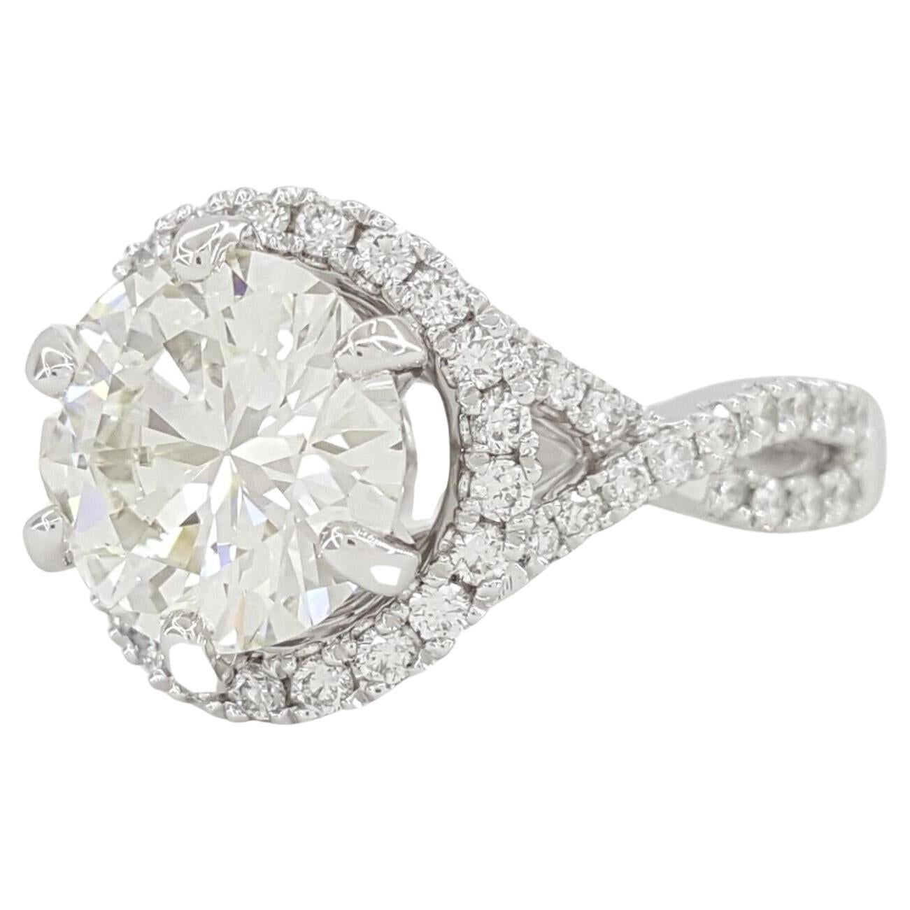 GIA Certified 3.60 Carat Round Cut Crossover Halo Diamond Ring  In New Condition For Sale In Rome, IT