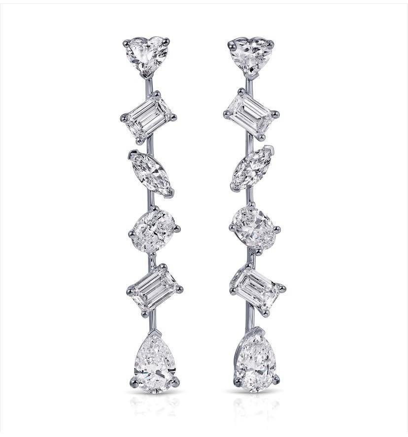 Uno squisito design contemporaneo, dallo stile elegante e raffinato, realizzato con particolare attenzione a tutti i dettagli.
 Eleva la tua bellezza senza tempo e aggiungi un tocco di charme e raffinatezza al tuo look.
Gli splendidi orecchini sono