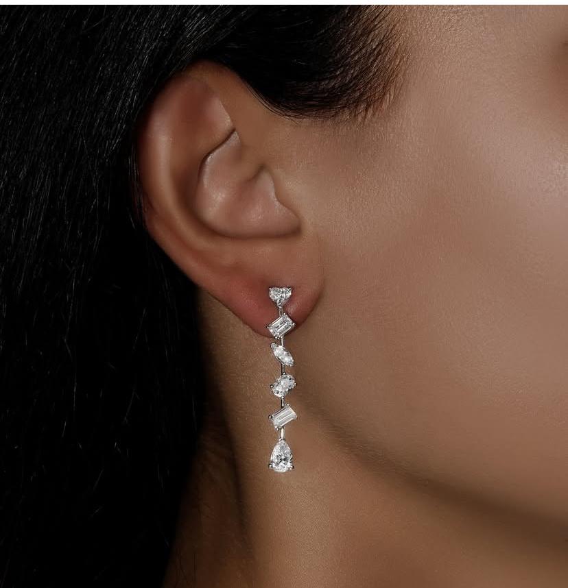 Orecchini in oro 18 carati con diamanti di forma mista certificati GIA 3,60 In condizioni Nuovo in vendita a New Delhi, Delhi