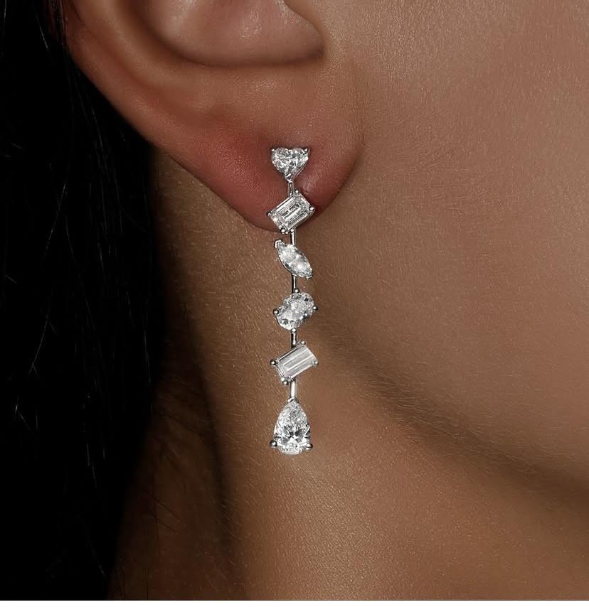 Orecchini in oro 18 carati con diamanti di forma mista certificati GIA 3,60 in vendita 2