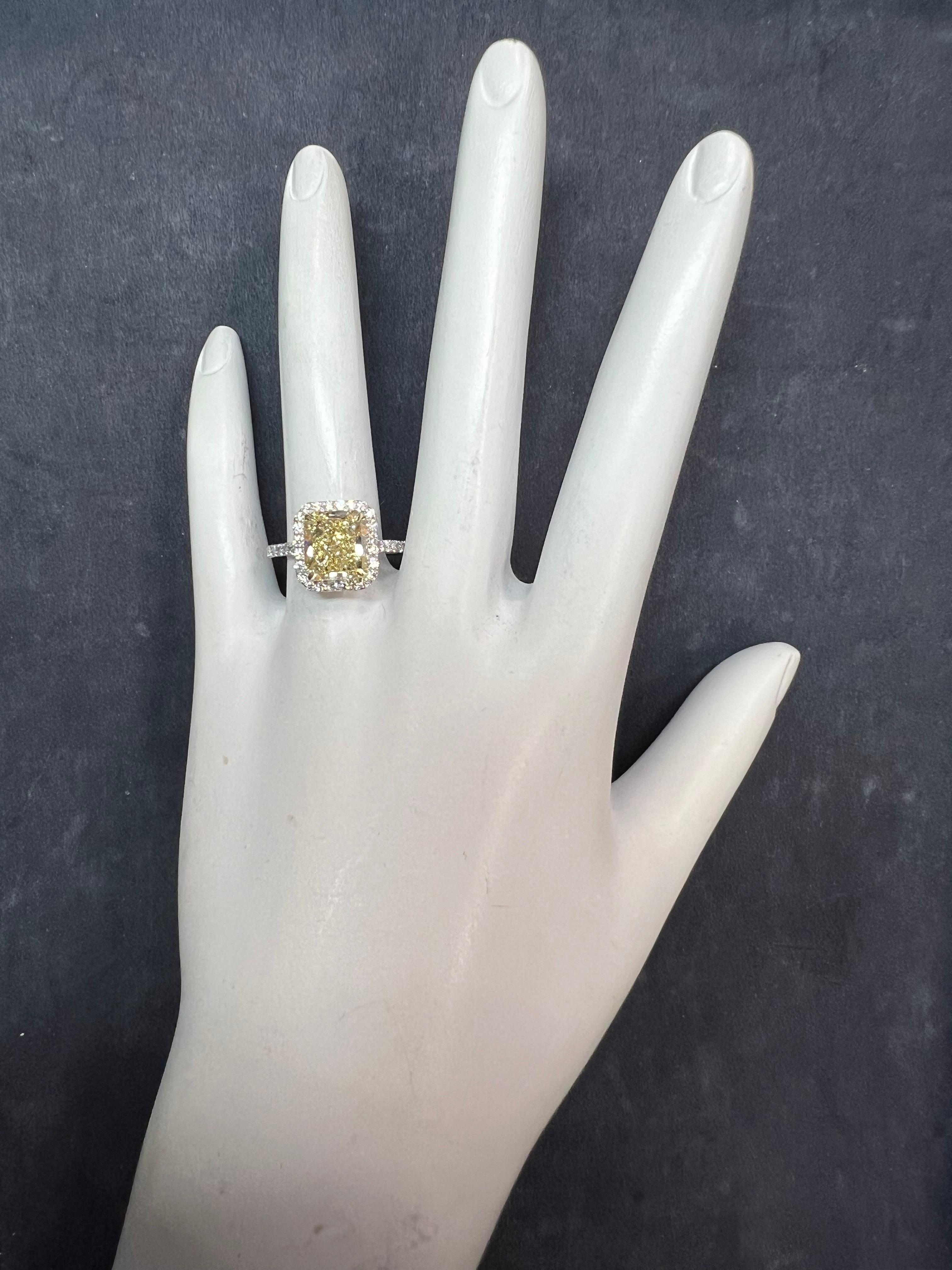 GIA Certified 3.61 Carat Natural YZ Light Yellow VS2 Diamond Plt Engagement Ring For Sale 2