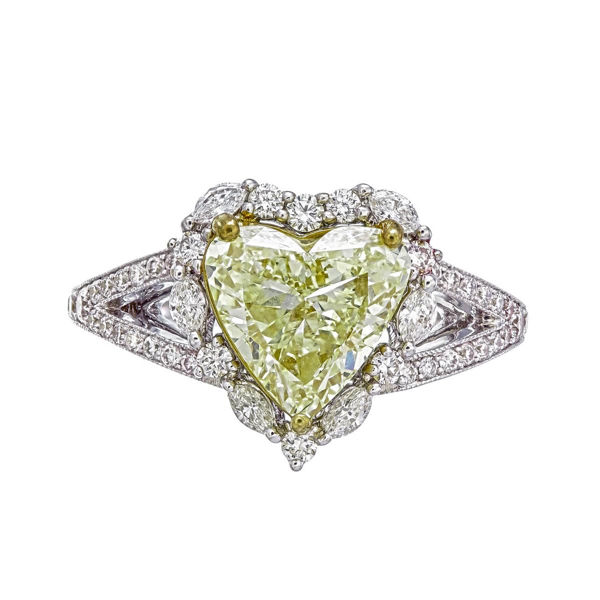 L'élégante bague en diamant jaune présentée par Jewell est fabriquée à la main en or blanc 18 carats.

La pièce centrale est constituée d'un diamant jaune en forme de cœur pesant 3,02 carats environ. 
Il est certifié par le GIA, la copie du