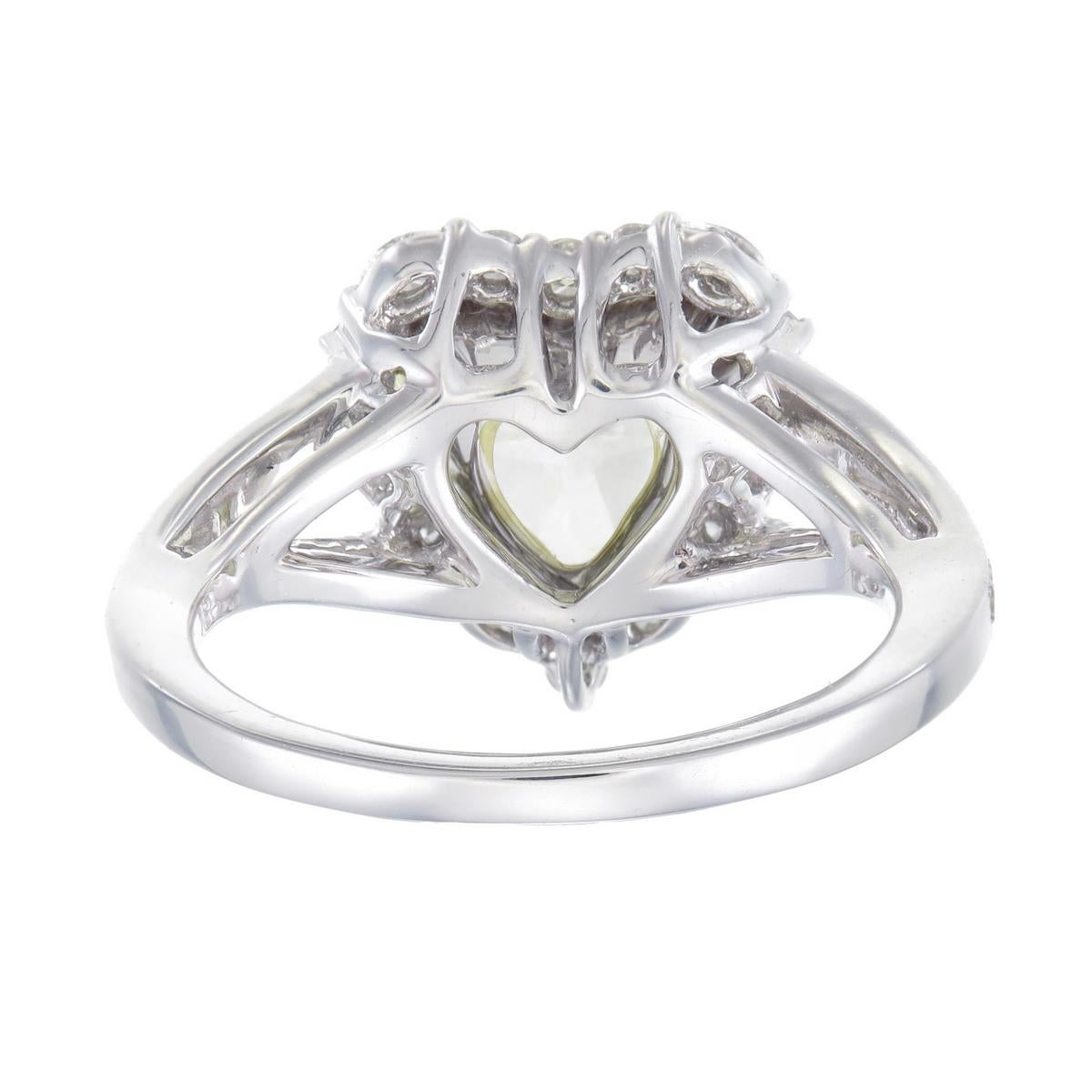 Mouvement esthétique Bague en or blanc 18 carats certifiée GIA et ornée d'un diamant jaune de 3,62 carats en vente