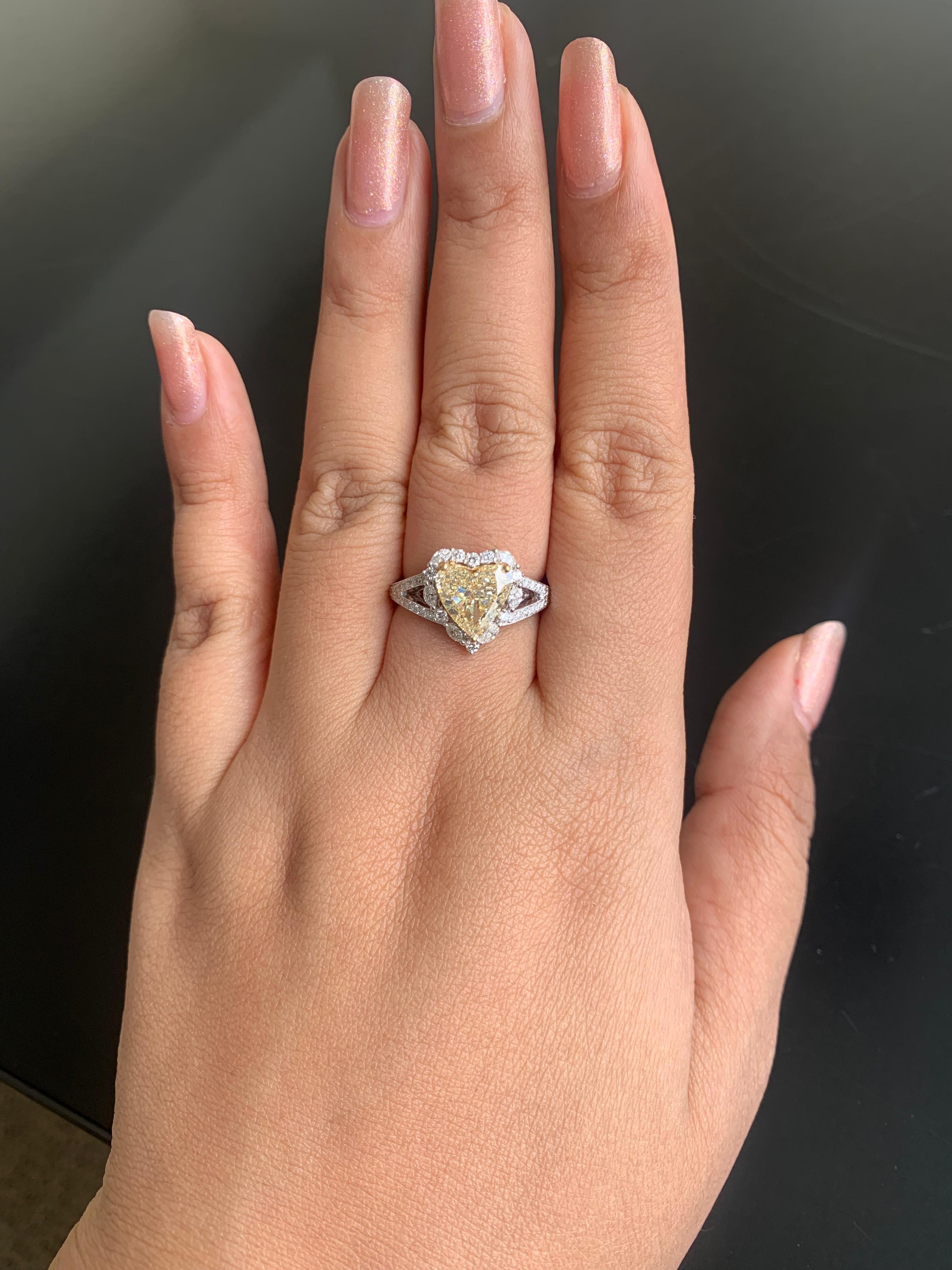 Bague en or blanc 18 carats certifiée GIA et ornée d'un diamant jaune de 3,62 carats Neuf - En vente à Bangkok, TH