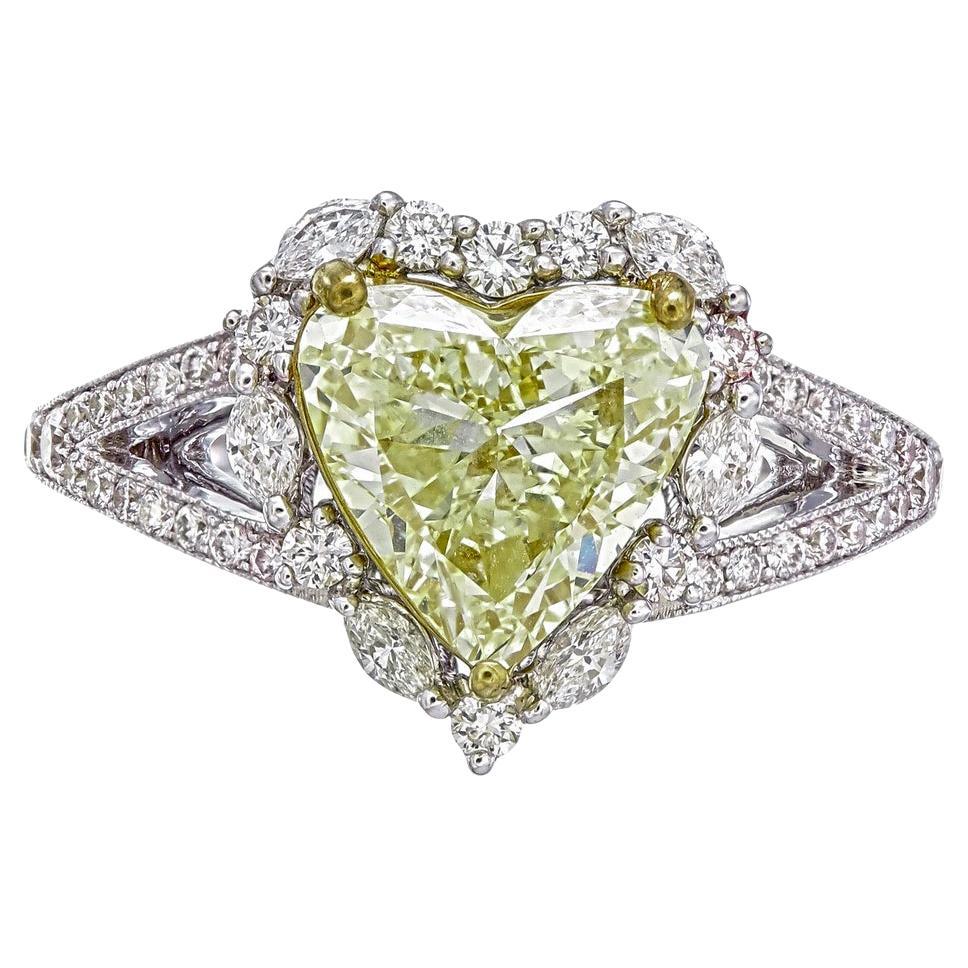 Bague en or blanc 18 carats certifiée GIA et ornée d
un diamant jaune de 3,62 carats en vente