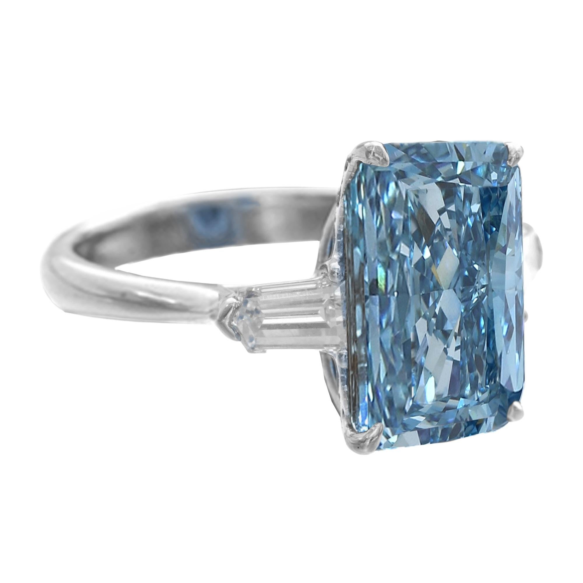 Ein exquisiter und sehr reiner natürlicher grünlich-blauer Diamant, der von GIA zertifiziert wurde, was bei einem natürlichen Stein mit dieser feurigen Farbsättigung und ohne jede Art von Behandlung sehr selten zu finden ist

Die  Farbe ist so