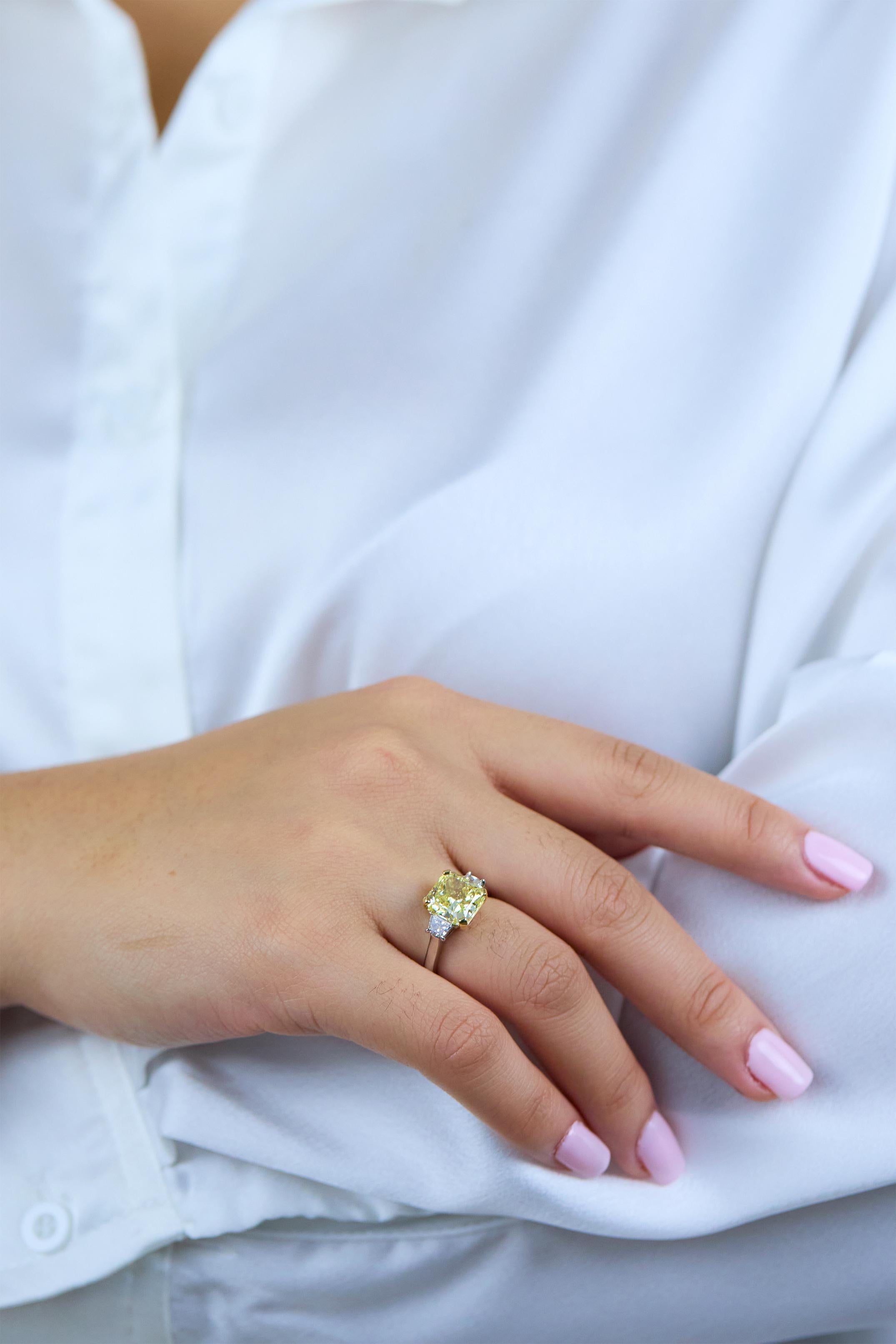 Verlobungsring mit GIA-zertifiziertem 3.64 Karat gelbem Diamanten im Strahlenschliff Damen im Angebot