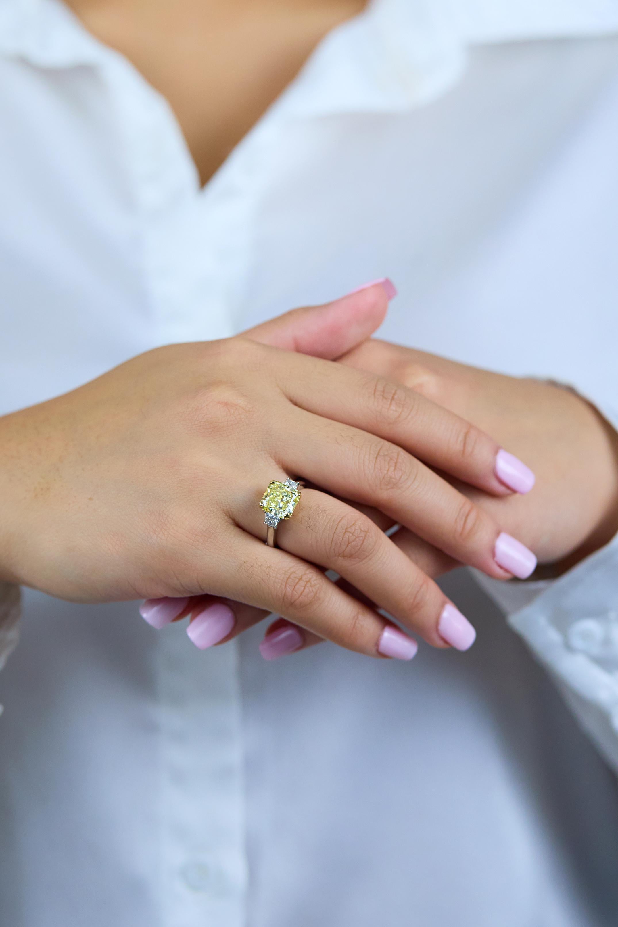Verlobungsring mit GIA-zertifiziertem 3.64 Karat gelbem Diamanten im Strahlenschliff im Zustand „Neu“ im Angebot in New York, NY