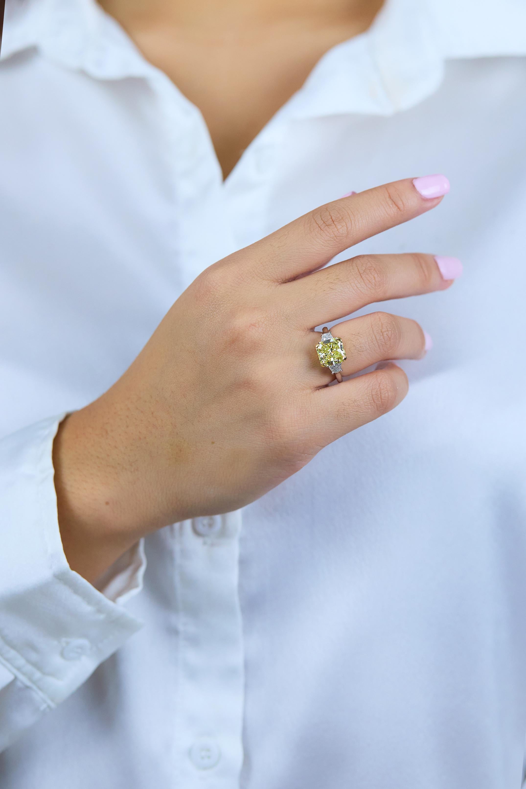 Verlobungsring mit GIA-zertifiziertem 3.64 Karat gelbem Diamanten im Strahlenschliff (Radiantschliff) im Angebot