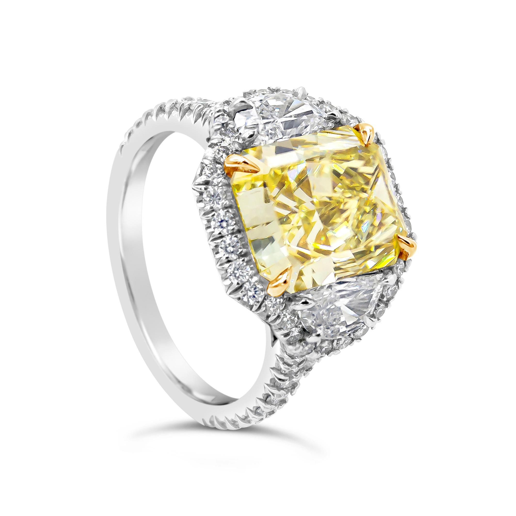 Magnifique bague de fiançailles mettant en valeur un diamant jaune de taille radiant de 3,64 carats certifié par le GIA de couleur jaune fantaisie et de pureté VS2, serti sur une monture à quatre griffes en or jaune 18 carats. Flanqué de diamants