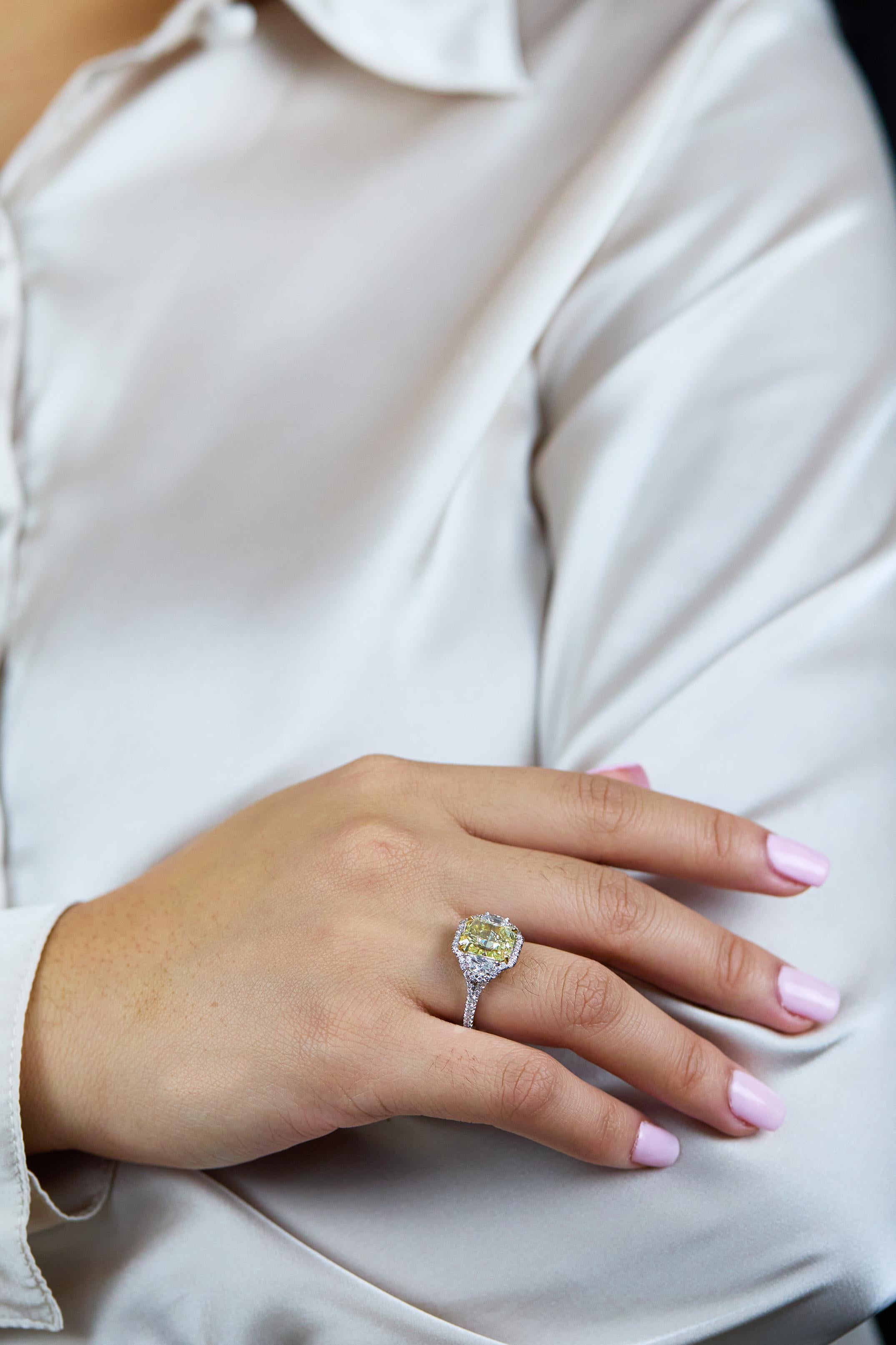 Bague de fiançailles Halo en diamant jaune certifié GIA de 3.64 carats à taille rayonnante Neuf - En vente à New York, NY