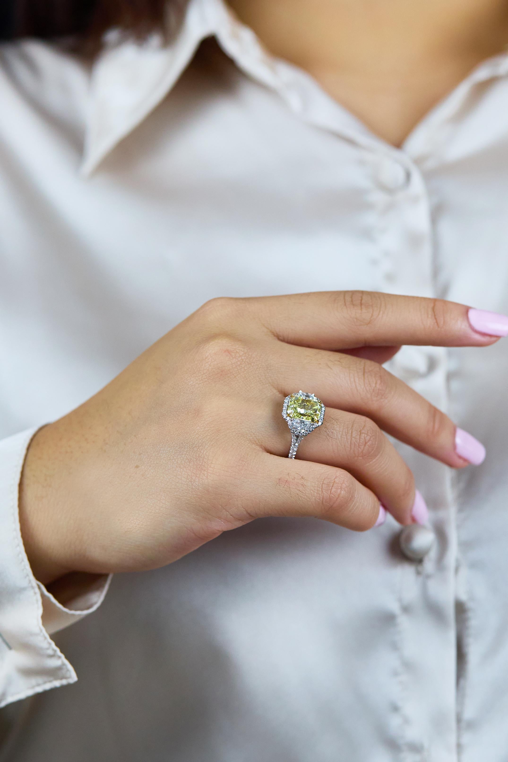Contemporain Bague de fiançailles Halo en diamant jaune certifié GIA de 3.64 carats à taille rayonnante en vente