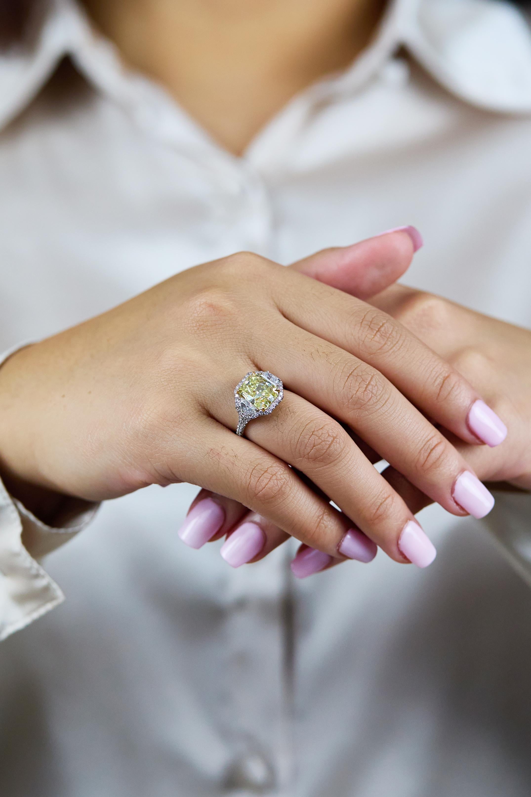 Taille radiant Bague de fiançailles Halo en diamant jaune certifié GIA de 3.64 carats à taille rayonnante en vente