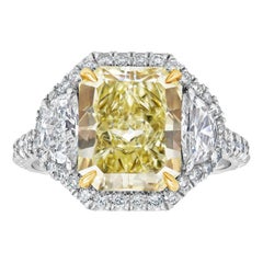 Anello di fidanzamento aureolato con diamante giallo taglio radiante certificato GIA da 3.64 carati