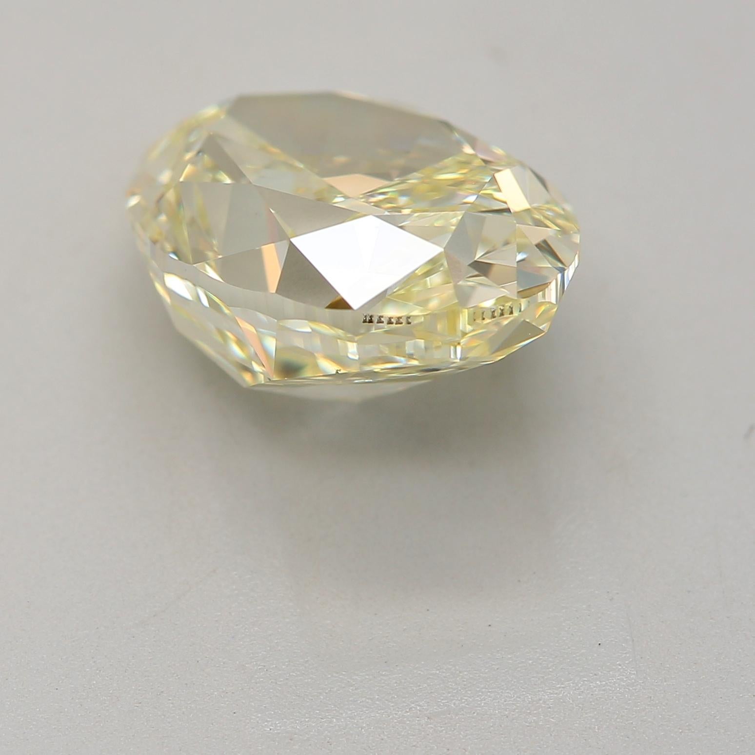 Diamant jaune clair de 3,65 carats de pureté VS1 certifié par le GIA Neuf - En vente à บางรัก, TH