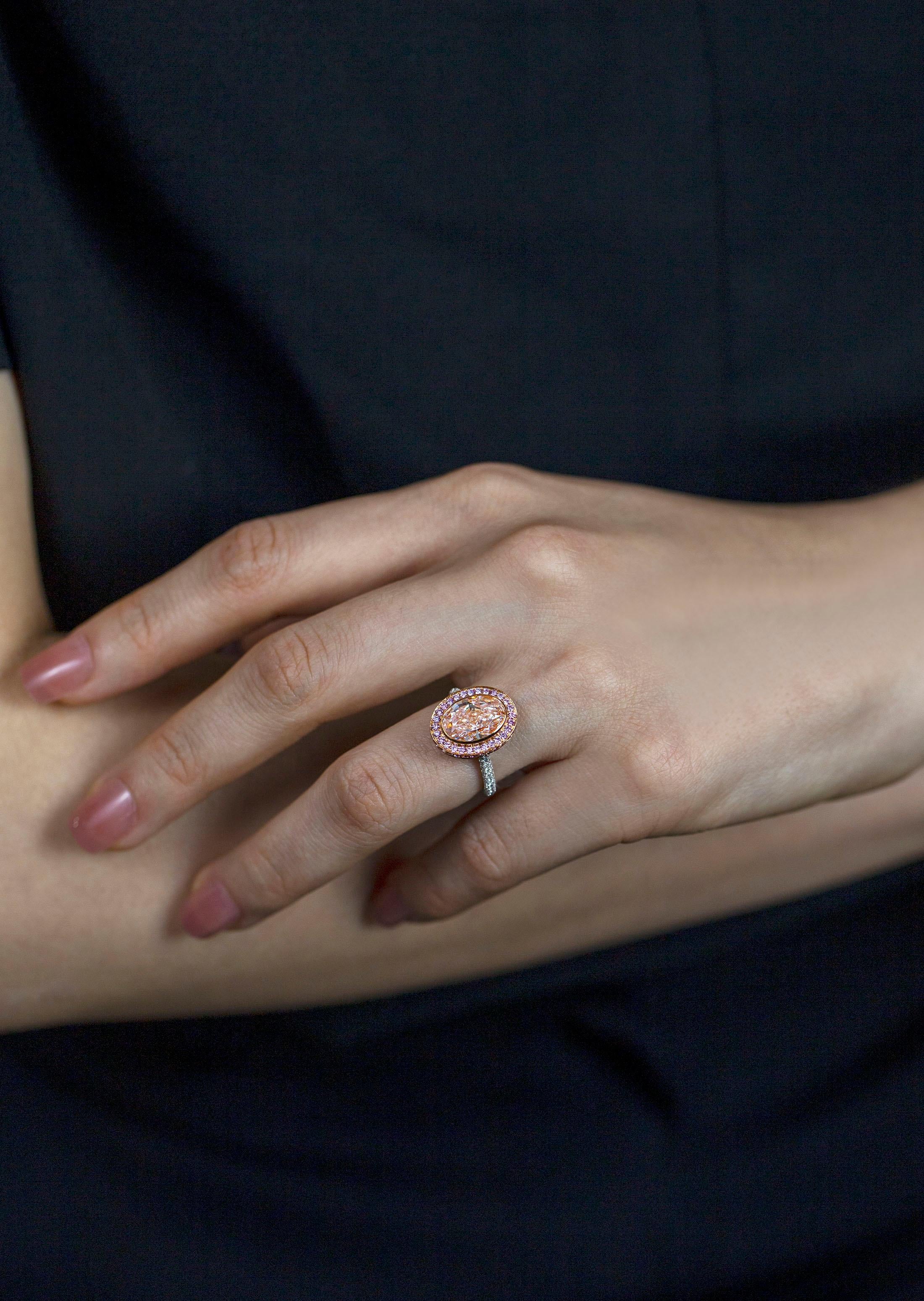 GIA-zertifizierter Verlobungsring mit 3,66 Karat Fancy Hellrosa Diamant-Halo im Ovalschliff im Angebot 1